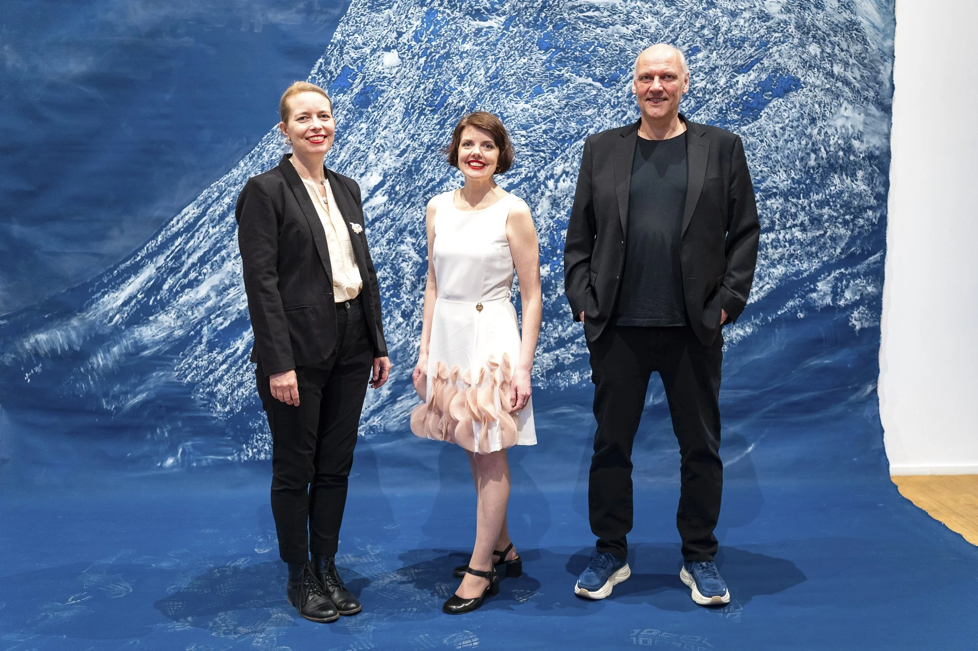 I separatutstillingen  Lengsel etter den andre , samarbeider Ingeborg Annie Lindahl (i midten) med poet Marte Huke og lydkunstner Trond Lossius. Foto: Steve Nilsen 