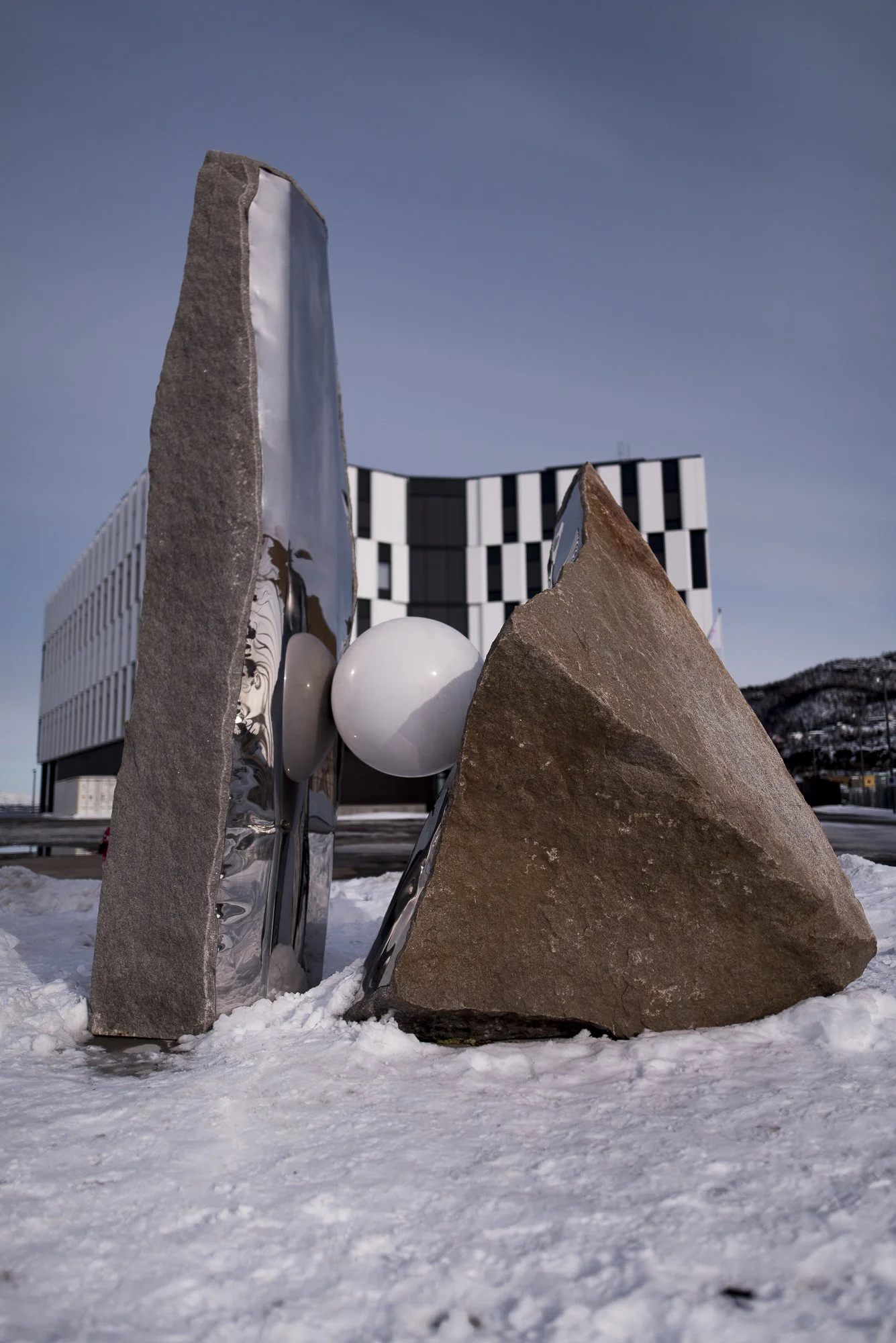  Ingeborg Annie LIndahls skulptur  Light over land  ( 2017) i Harstad. Marmor, grafitt og stål. Foto: Ingrborg Annie Lindahl 