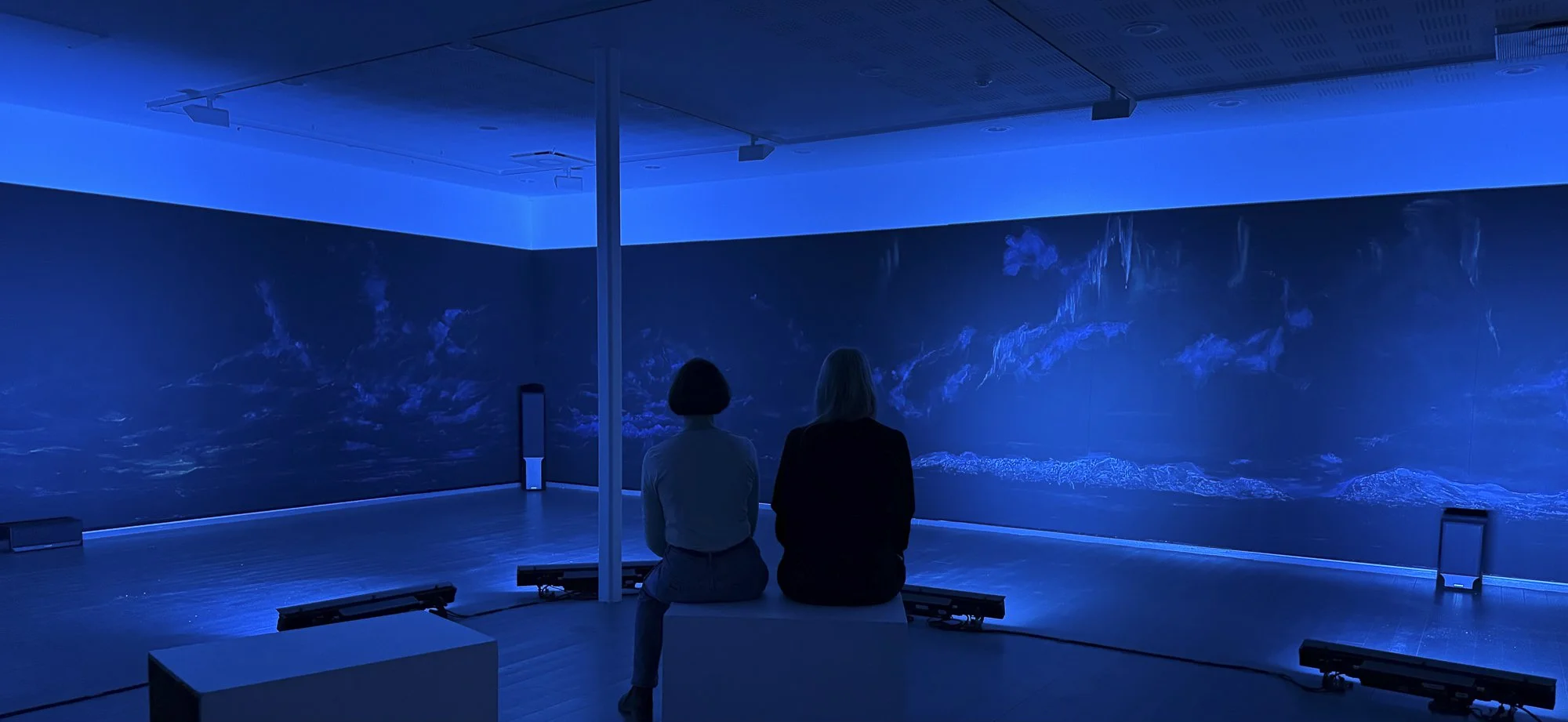   Line / atmosphere  (2026) av Ingeborg Annie Lindahl og Trond Lossius. Ubehandlet farget kritt-tegning på malt vegg, H 2,4m B 12m + H 2,4m B 9m farget lys og immersiv lyd (7 kanaler).&nbsp;Foto: Trond Lossius 