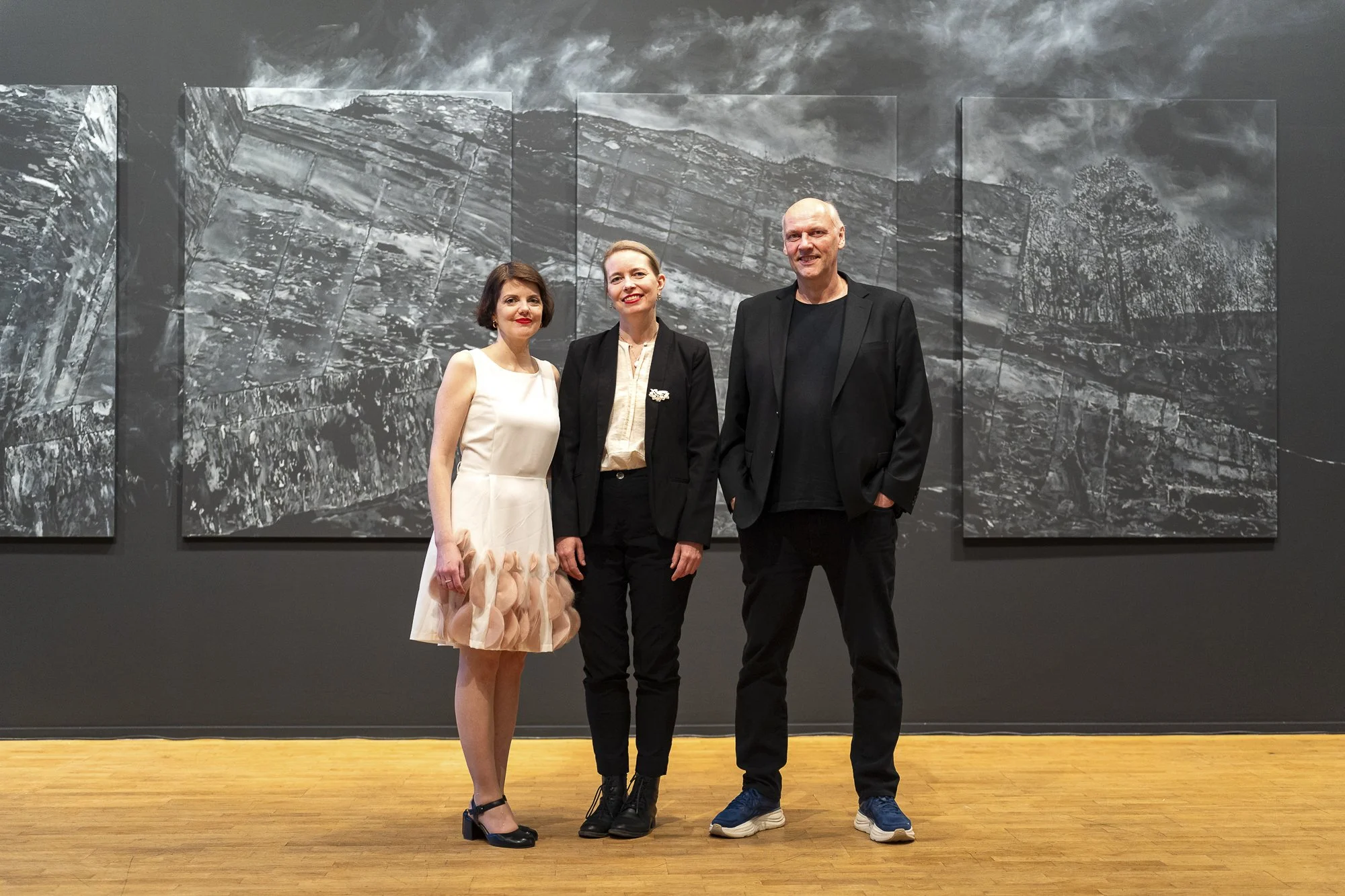  Ingeborg Annie Lindahl, Mare Huke og Trond Lossius foran verket  Norsk Rose Nr. 1 - 4 ( 2020-2026) under åpningen på Galleri Nord-Norge. Foto: Steve Nilsen 