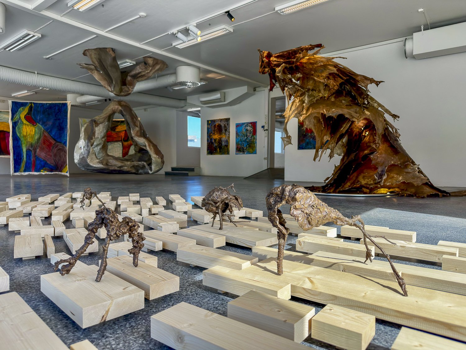  Fra Kunstakademiet i Tromsø sin avgangsutstillingen  The sound of bells and dogs barking  på Kurant der studentene Ida-Karin Annerskog (BA), Elvis Román Lundskog (BA), Kristina Svärd (MA), Bente Valentinsen Dankertsen (MA), Leonore Paulsen (BA), Jon
