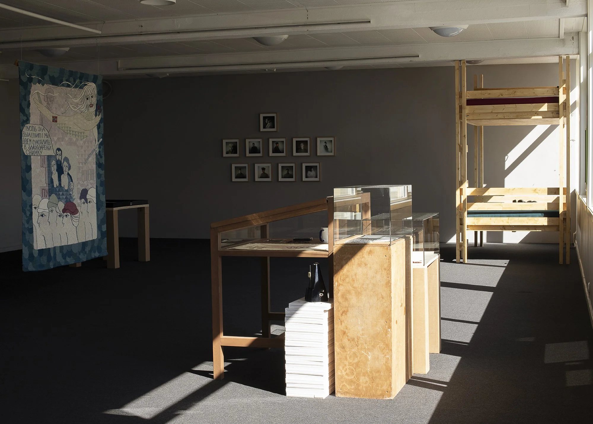  Installasjonsbilde fra utstillingen  For History, Change Position  på Tromsø Kunstforening. Foto: Mihály Stefanovicz/Tromsø Kunstforening 