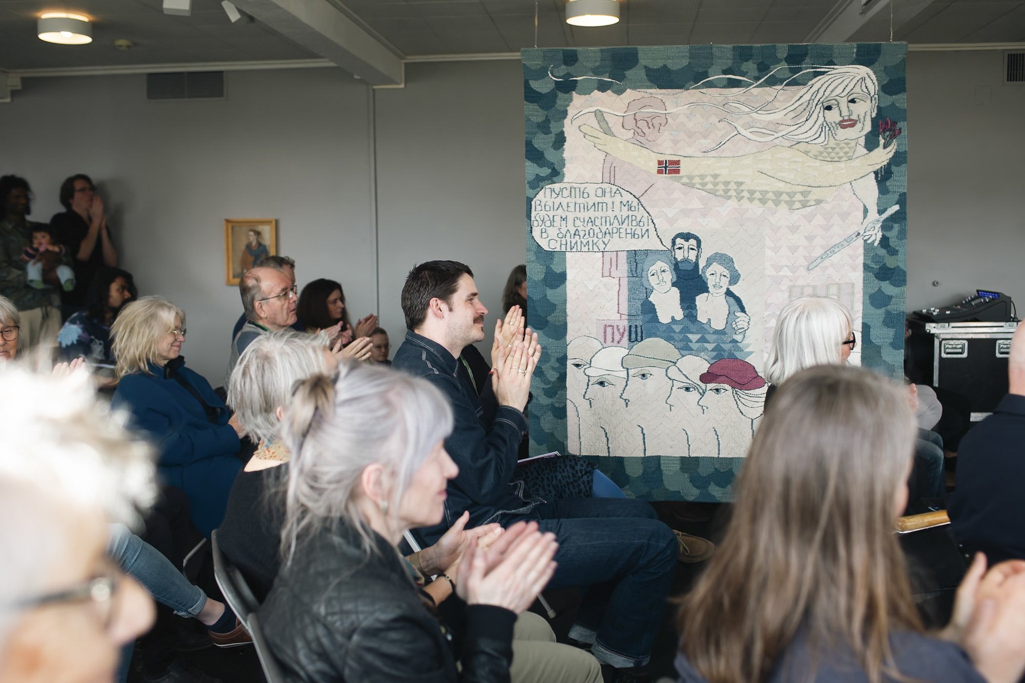   Med Pushkin som bakgrunn  (1983), Billedvev av Berit Overgaard. Bildet er fra utstillingsåpningen. Foto: Daniela Toma/Tromsø Kunstforening 