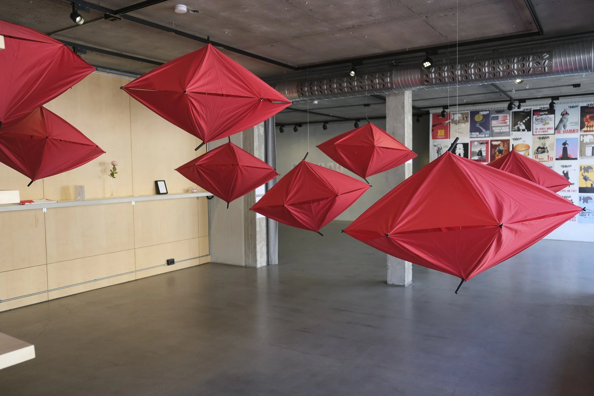  Andrei Busels installasjon  Suspicious Objects  (2025). Foto. Vilde Gjerde Lied 