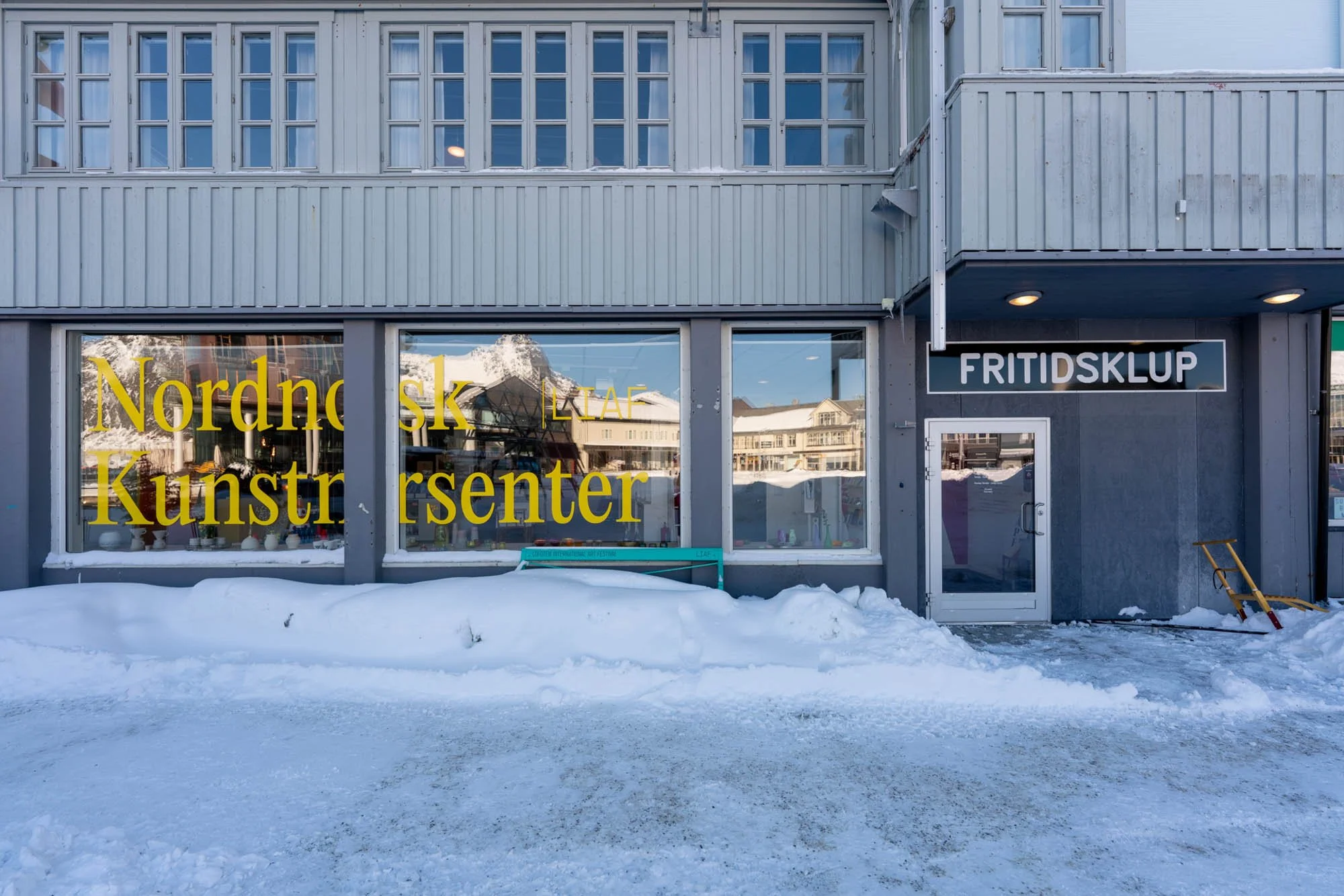  Nordnorske Kunstnersenter’s office, shop and gallery space is located in Svolvær, Lofoten. This photo is taken during the exhibition  Fritidsklup  by the artist group Samvær Under Tilsün in 2023. Photo: Kjell Ove Storvik / Nordnorsk Kunstnersenter 