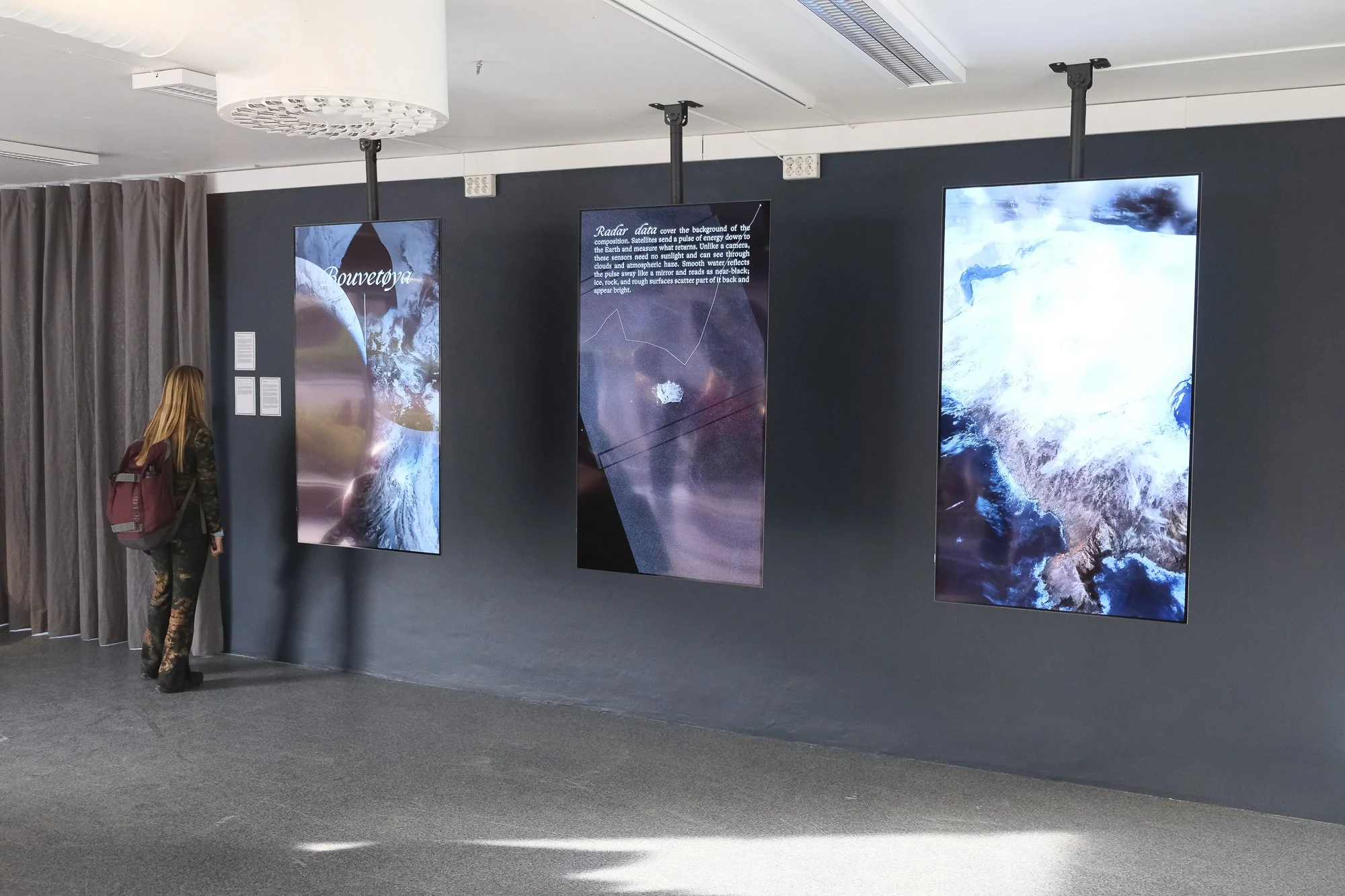   Sensing Phantom Island  (2026), tre-kanals videoinstallation af Maximilian Schob. Foto: Magnus Holmen / Kurant 