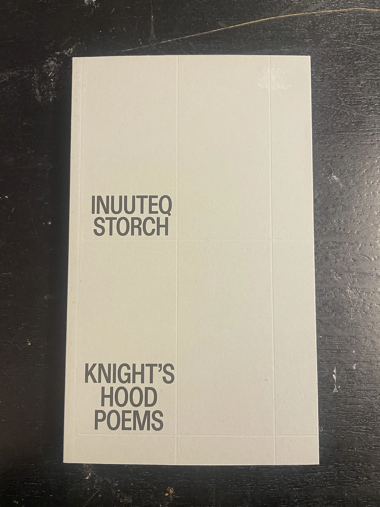  Omslag,  Knight ’ s Hood Poems  av Inuuteq Storch. Foto: Carina E. Beddari / Hakapik 