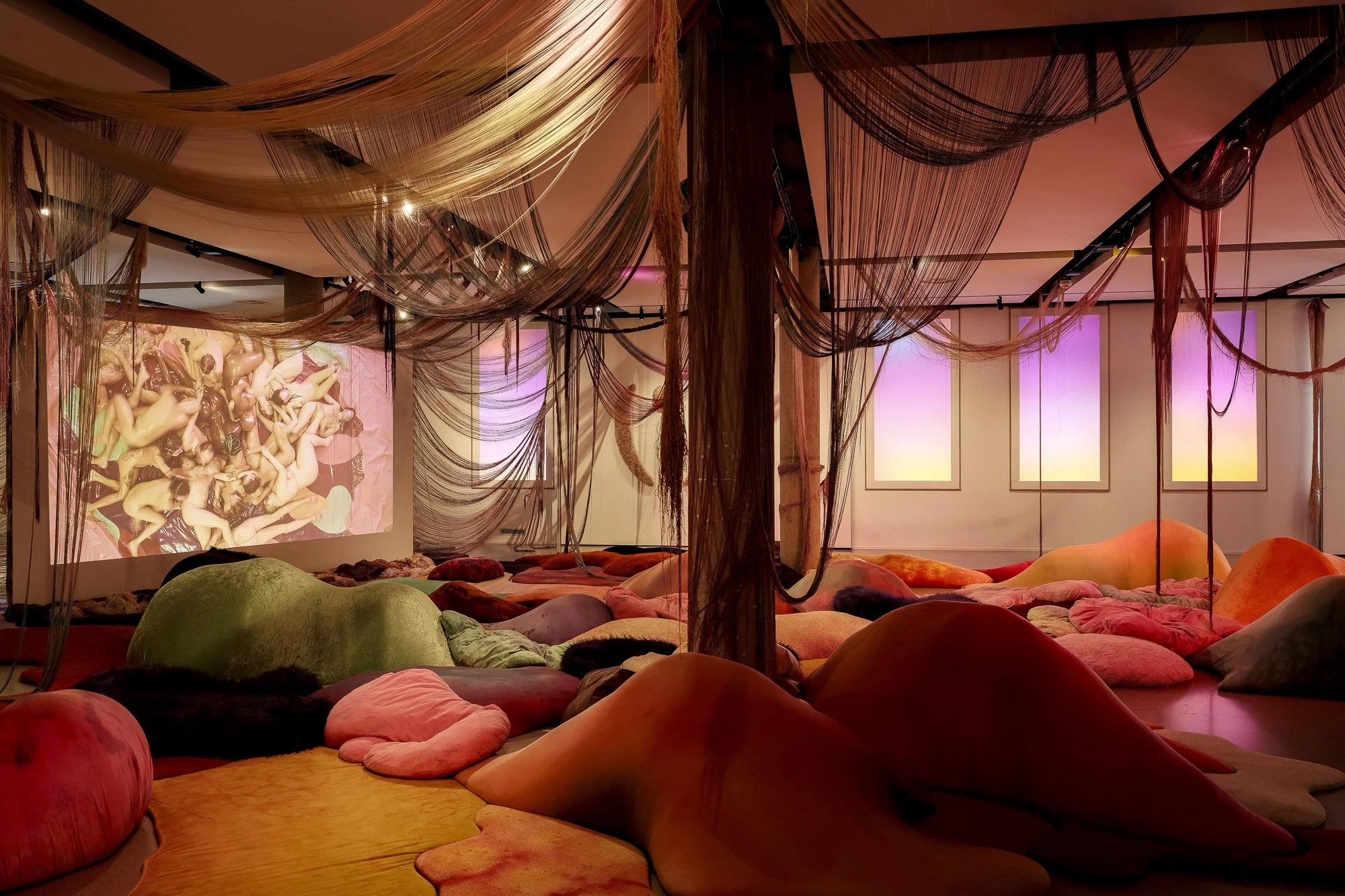   When the body says yes  (2022) Videoverk av Melanie Bonajo og tekstile konstellasjoner av Théo Demans. Foto: Dan Mariner / Nordnorsk Kunstmuseum 