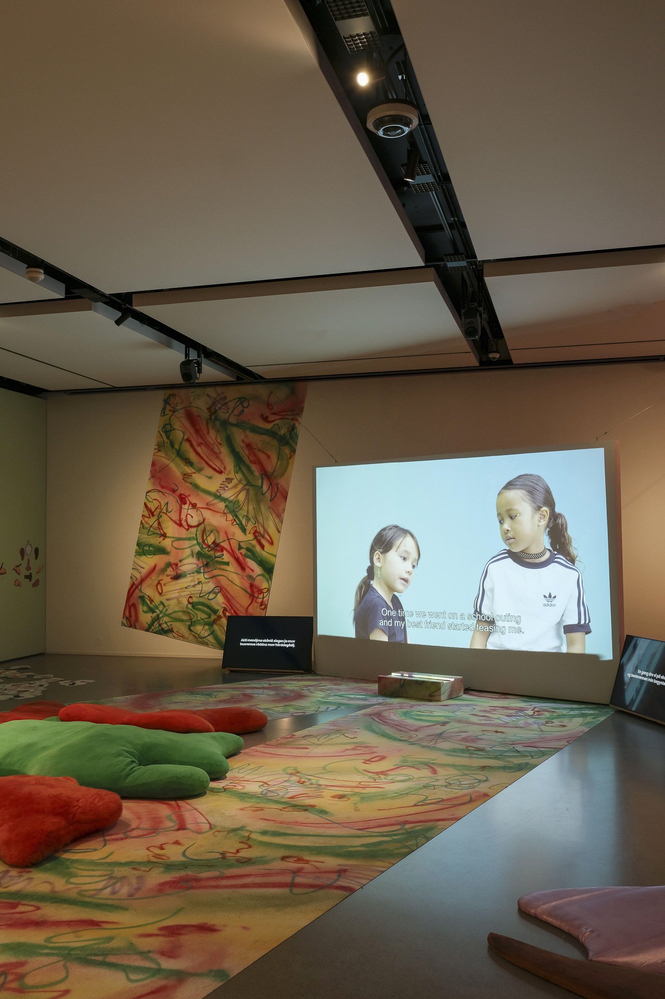  TouchMETell (2019) av Melanie Bonajo. Foto: Dan Mariner / Nordnorsk Kunstmusuem  