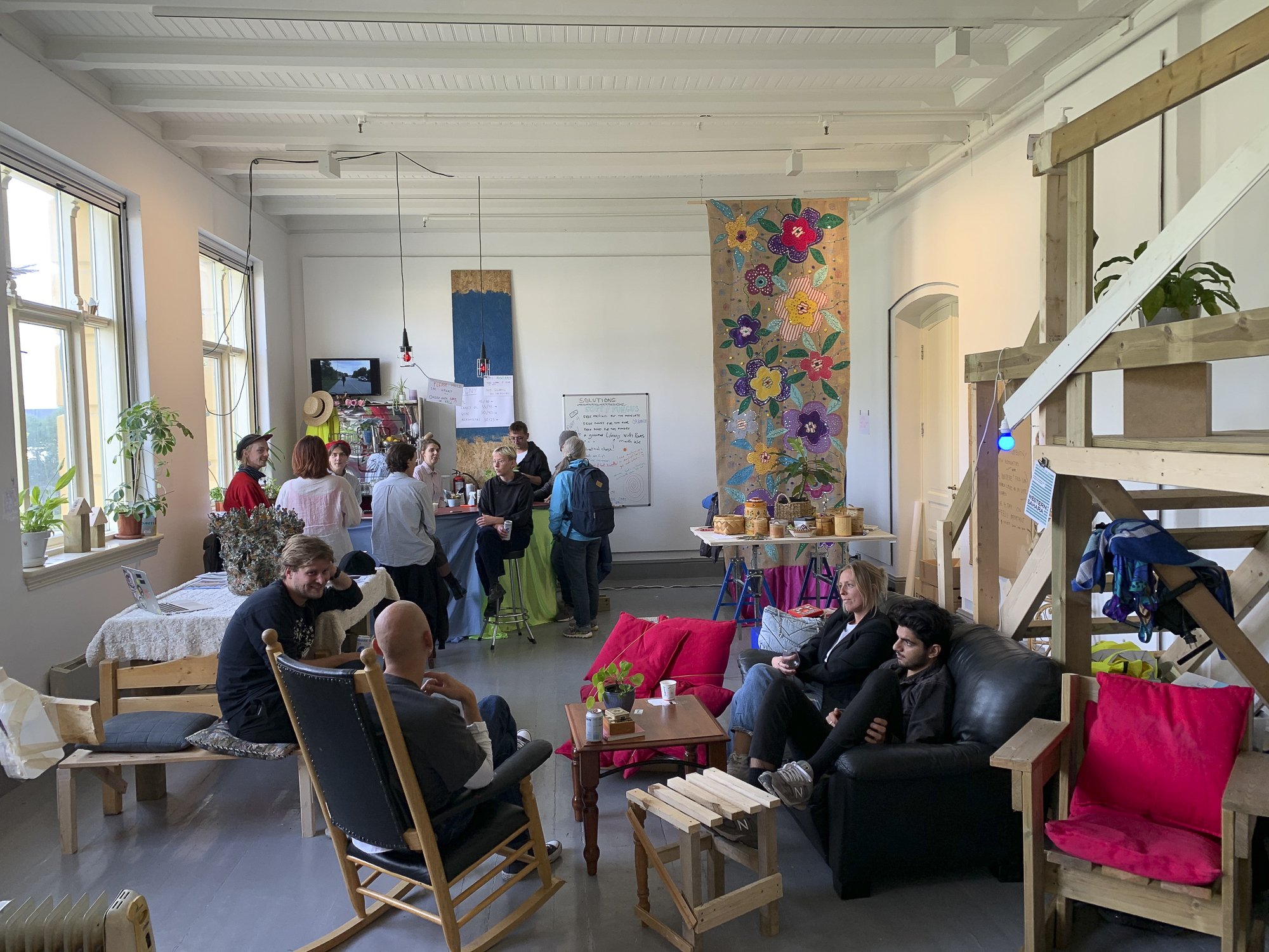  Fra Tromsø Kunstforenings utstilling  Ly til fantasi og fellesskap  i Muségata 2 i 2020. Bildet er tatt under Kurants prosjekt  Rom til handlingsrom  som inngikk i utstillingen. Foto: Astrid Fadnes 
