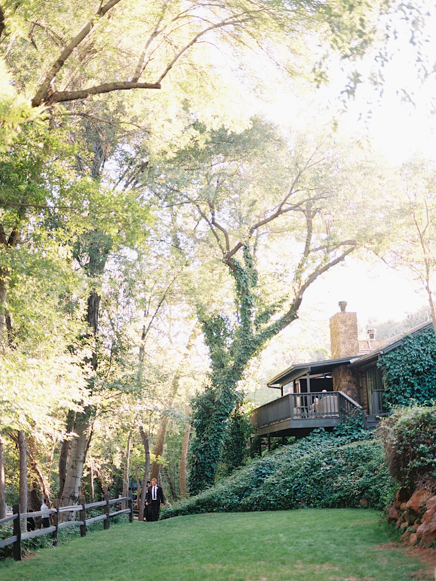 SajePhotography_CharmingGardenWeddingAtLaubergeSedona_25.jpg