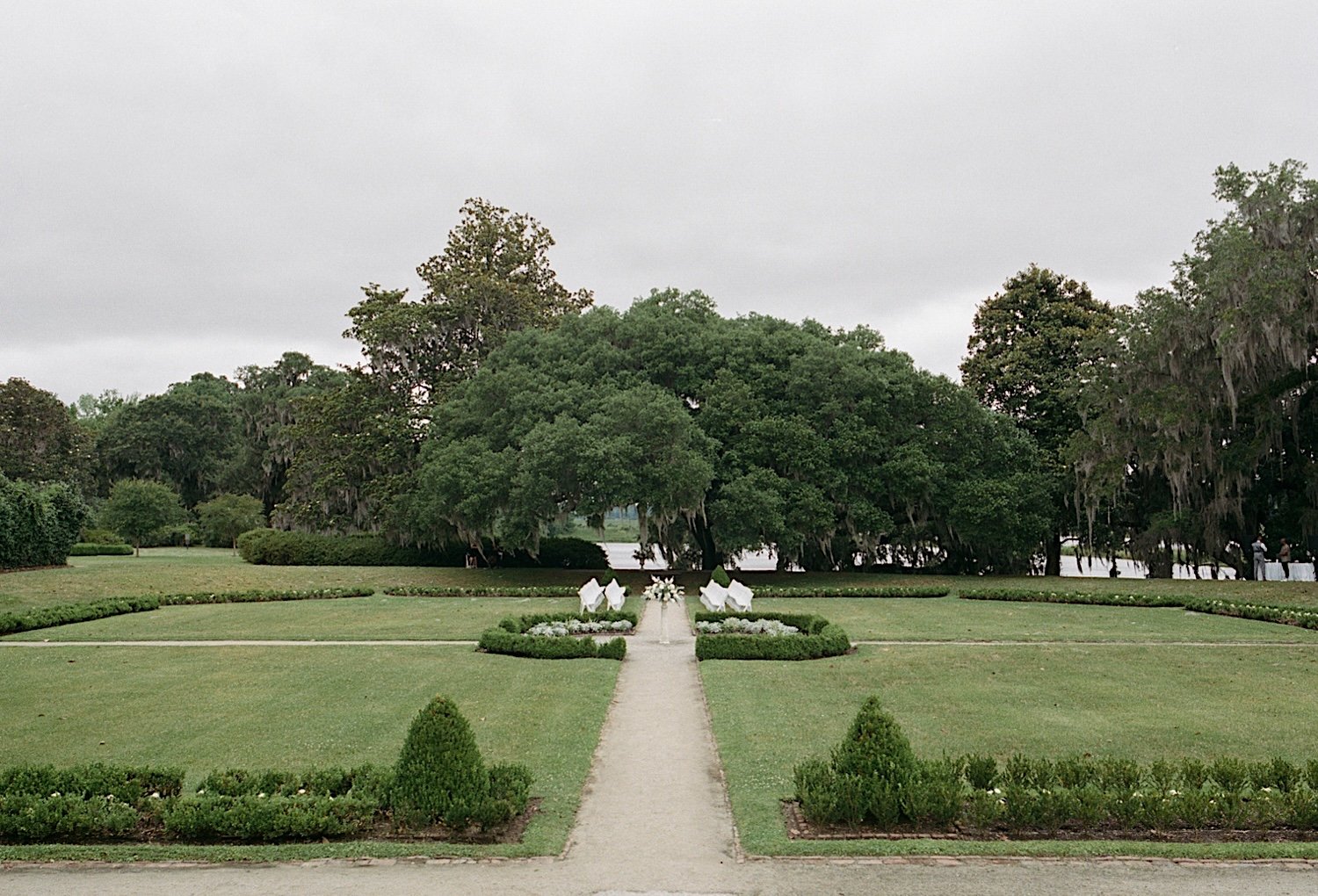 36_middleton_place_wedding_charleston_south_carolina_dusty_blue_saje_photography_27.jpg