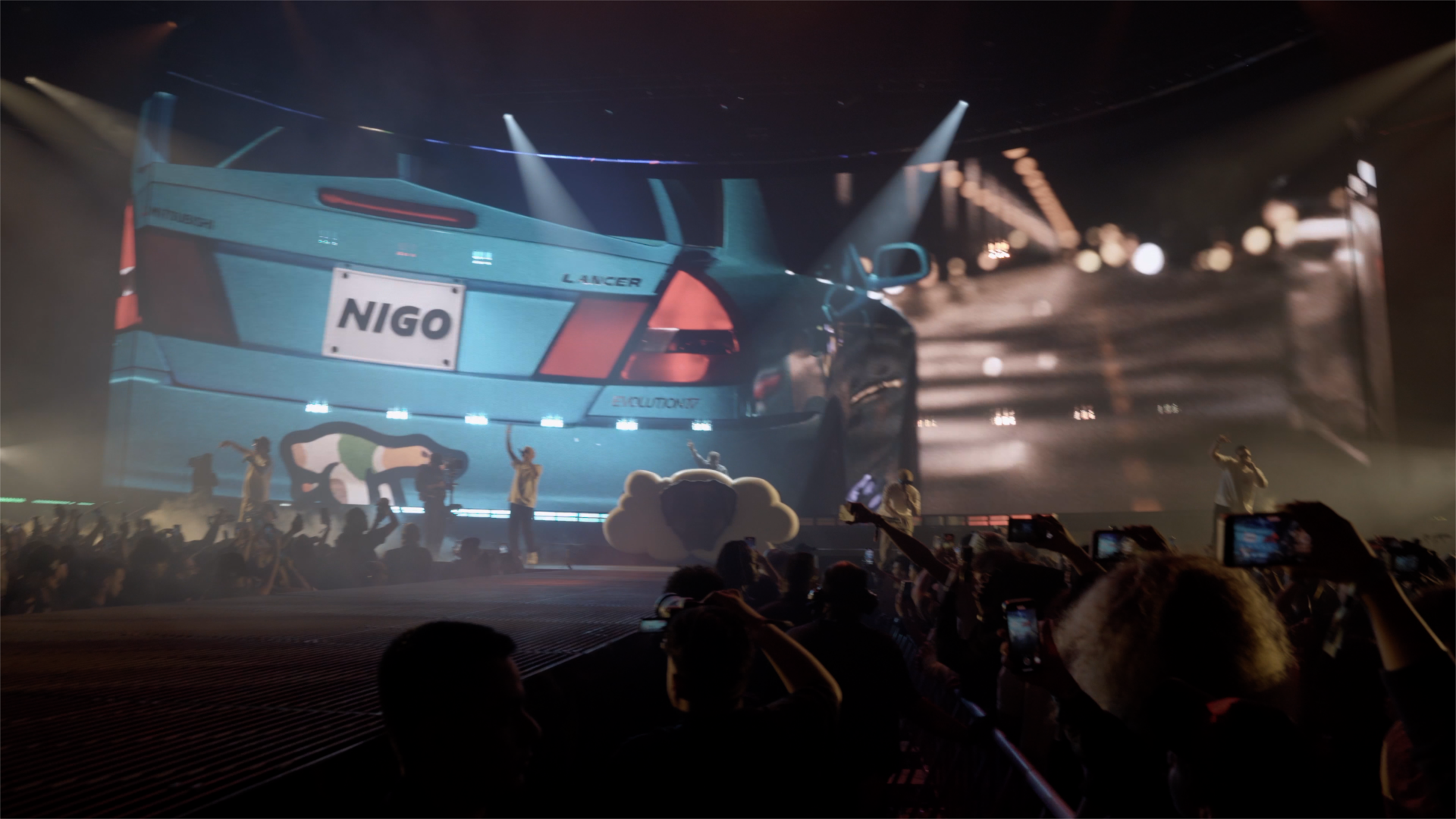 nigo teri on stage.png