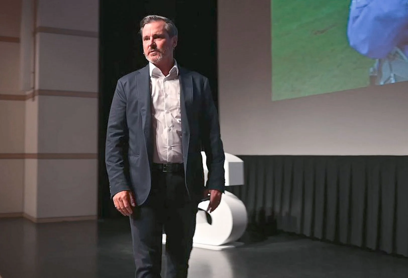 Keynote "Arbeite mit SINN!" von Sacha Johann zum Thema Sinnhaftigkeit und psychologische Sicherheit im Beruf für Einzelpersonen Teams und Unternehmungen durch Teamcoaching, Workshops und Keynotes