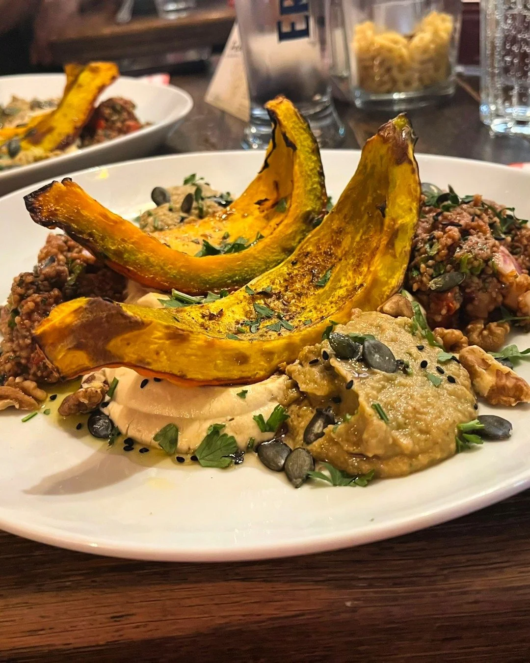 Gegrillter Hokkaidok&uuml;rbis auf Hummus 🍆
mit Auberginen-Creme und Couscous Salat (Vegan)