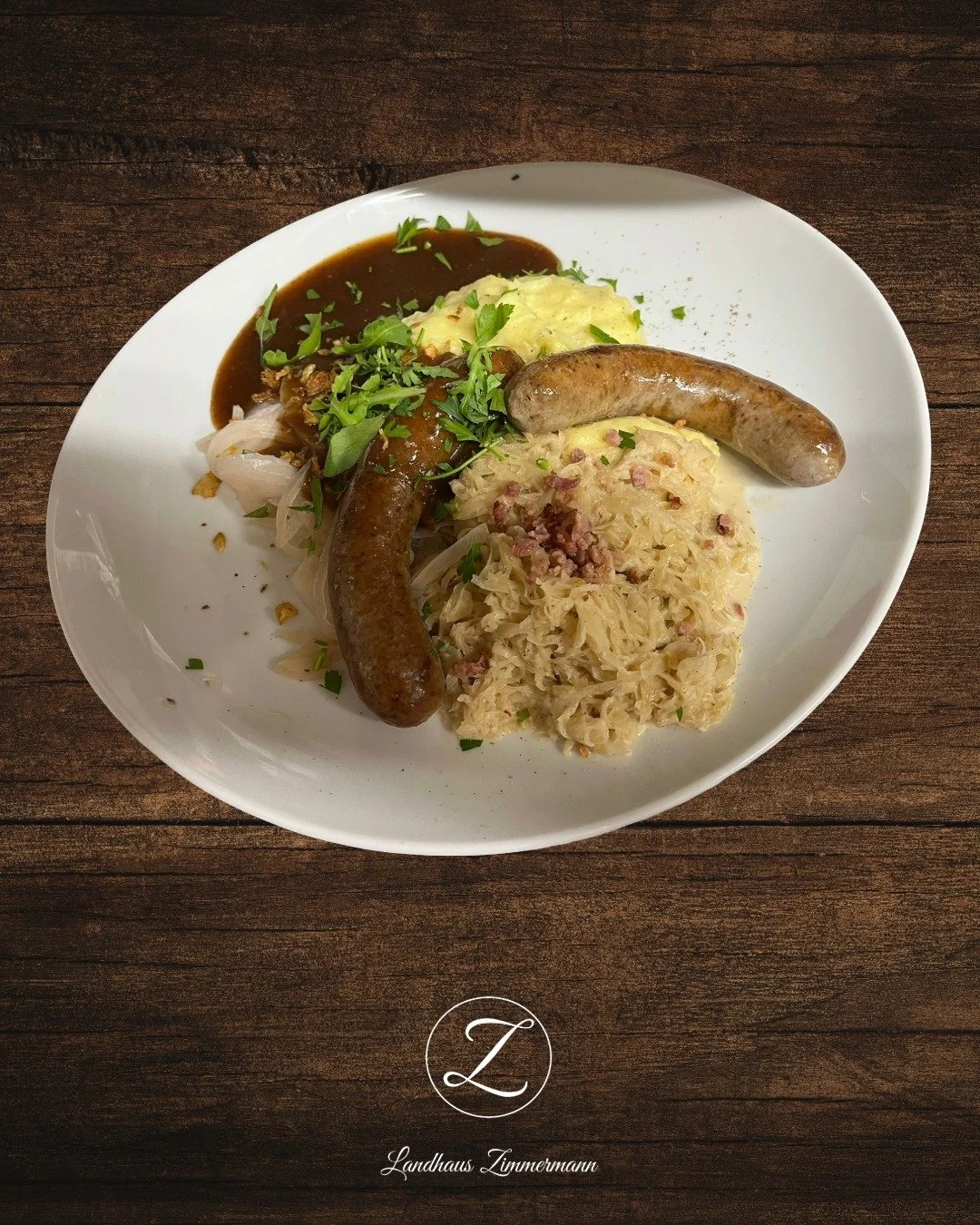 Bratw&uuml;rste aus eigener Herstellung 🥓 🍽️
mit Speck und Walln&uuml;ssen, Kartoffelp&uuml;ree und Rahmsauerkraut