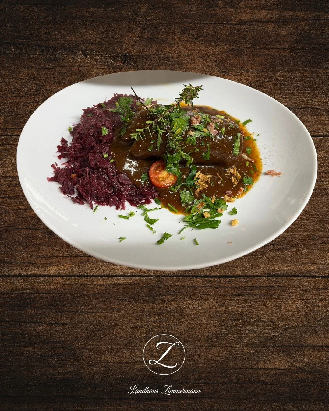 ✨ Zimmermanns Rinderrouladen ✨
Zart geschmort in kr&auml;ftiger Sp&auml;tburgundersauce 🍷 &ndash; dazu Mertlocher Butterkart&ouml;ffelchen 🥔 und feiner Rotkohl 🍴.
Ein Genuss, der Tradition und Geschmack perfekt verbindet. ❤️

👉 Wer hat jetzt auch