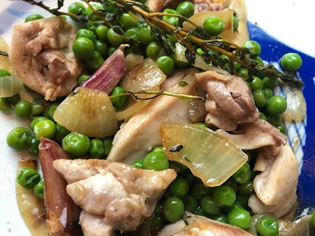 Quick Sunday Lunch. Chicken, peas, bacon; thyme, garlic, onions and splash of mirin. .
.
.
.
#food #foodie #chicken and #peas