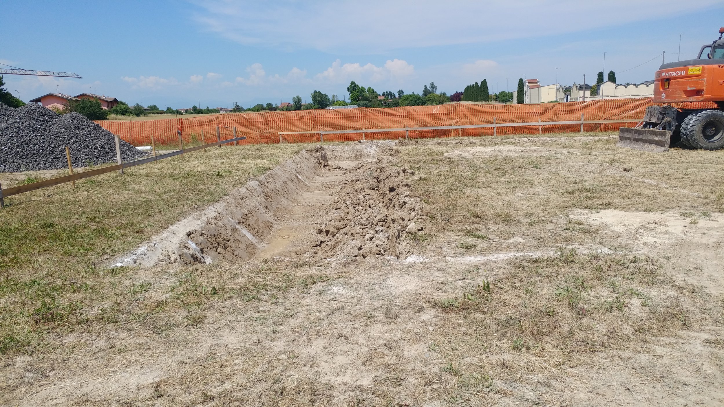  Dettaglio della sponda inclinata dello scavo eseguito con l’escavatore 