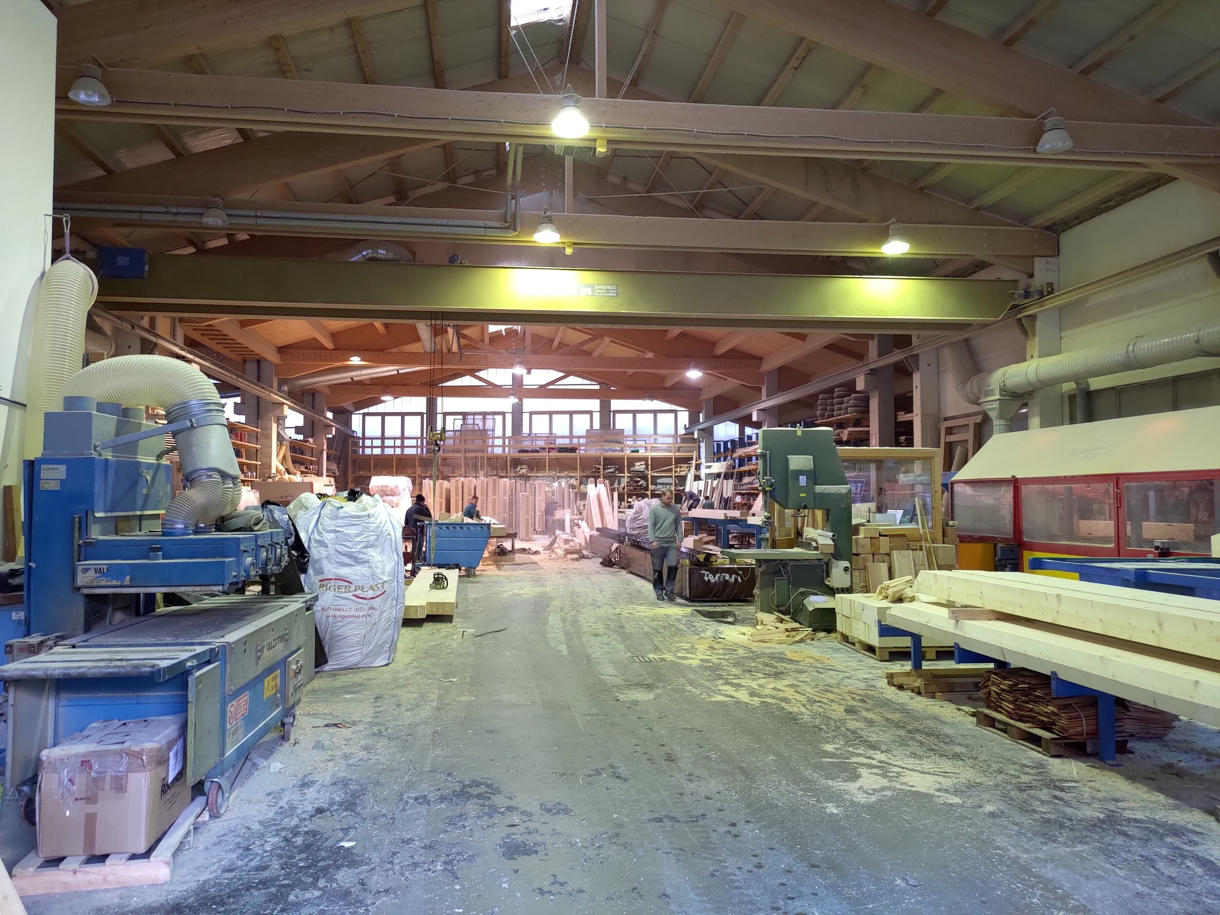 Una vista dell’interno della carpenteria in cui vengono tagliati e assemblati i moduli prefabbricati della casa in paglia 