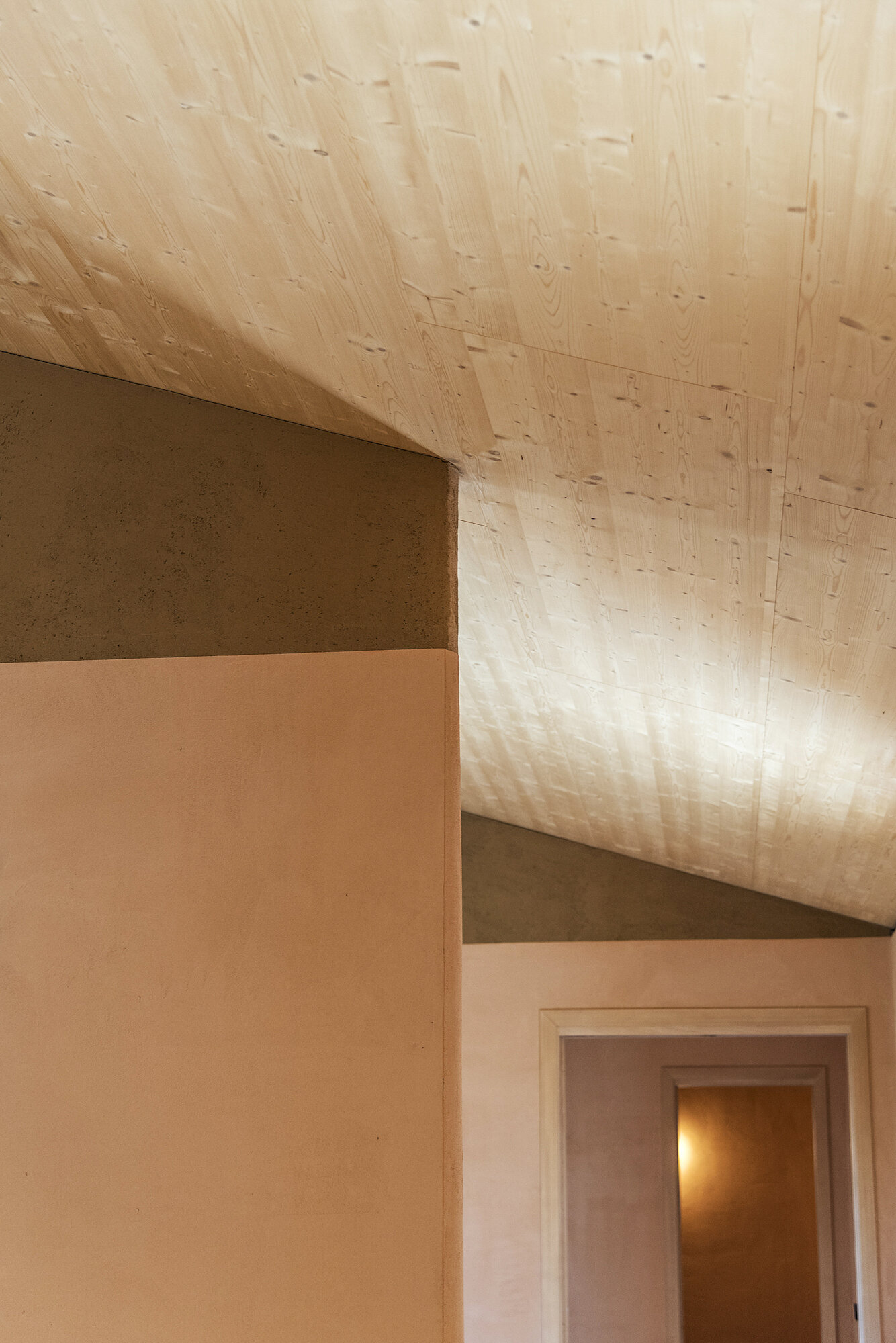 Gli interni di una casa di paglia con l’intonaco di argilla e il soffitto in legno a vista