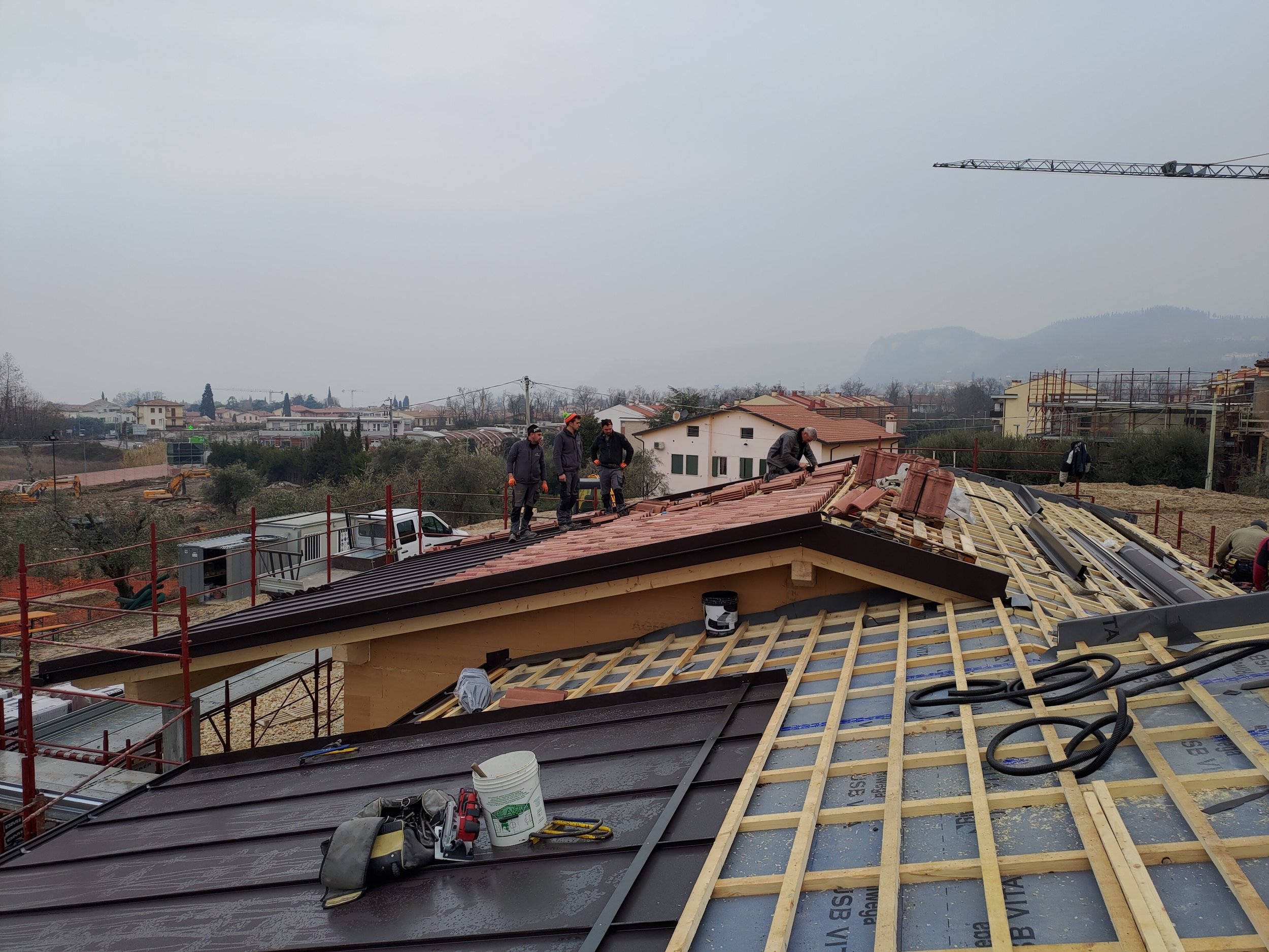 Il tetto si conclude con la posa dei coppi e dei pannelli fotovoltaici
