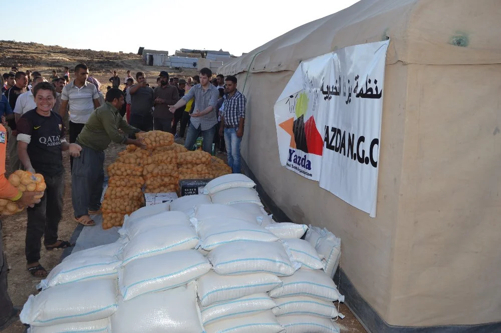 yazda distributing food.jpg