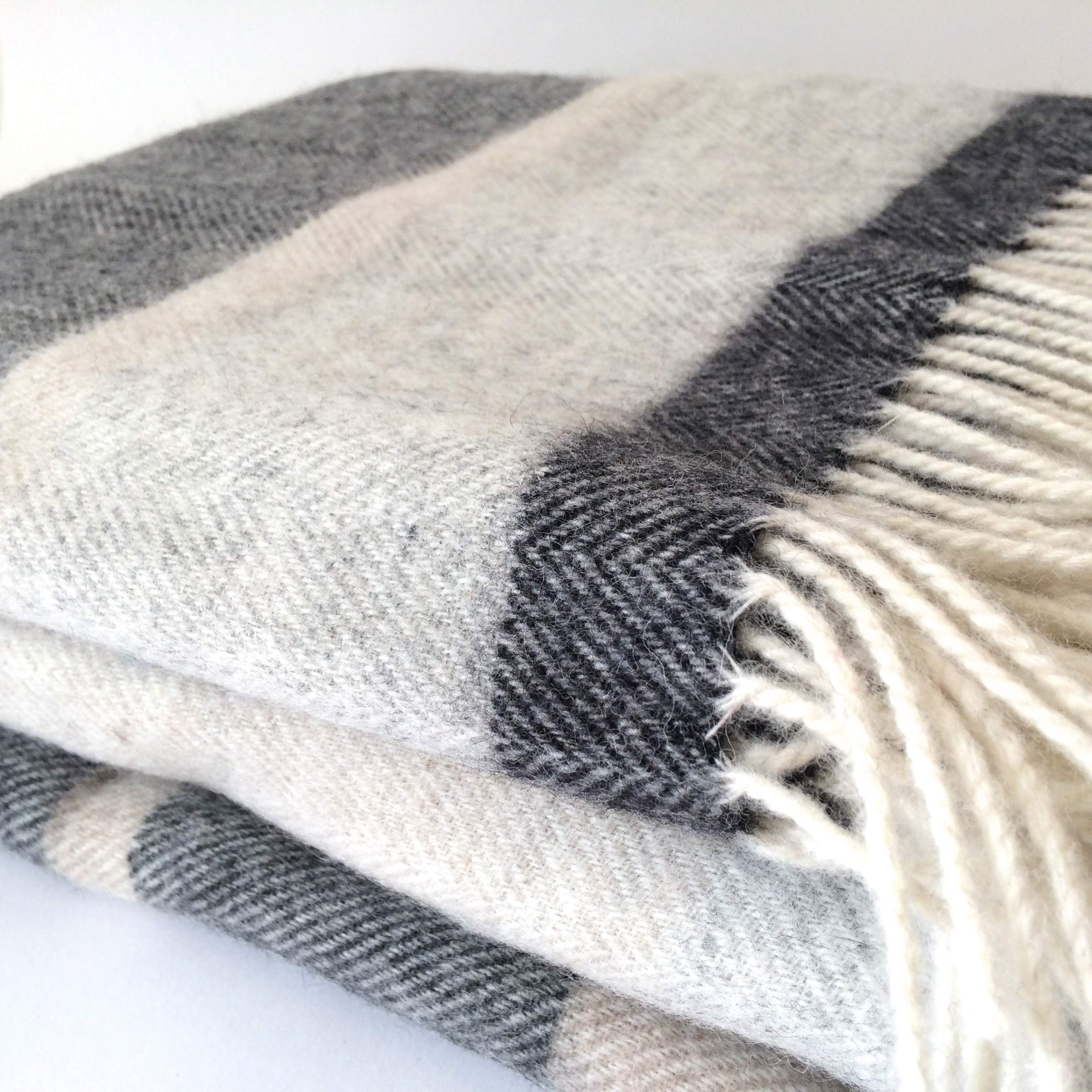 'Ellishadder' throw - pebble