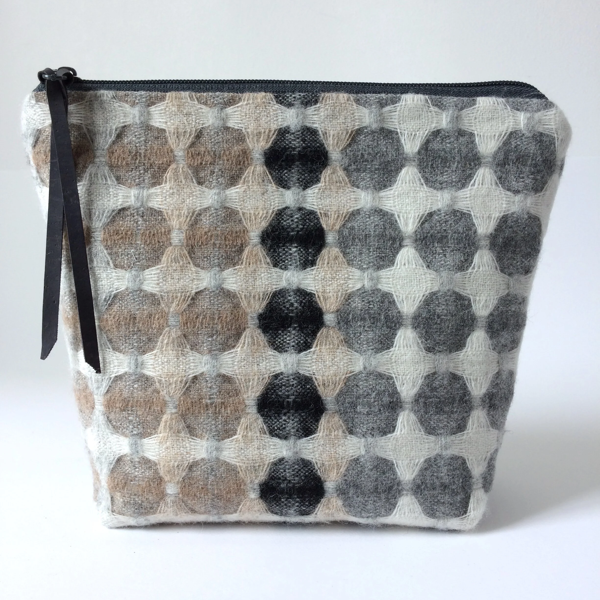 'Ord' zipped pouch - pebble