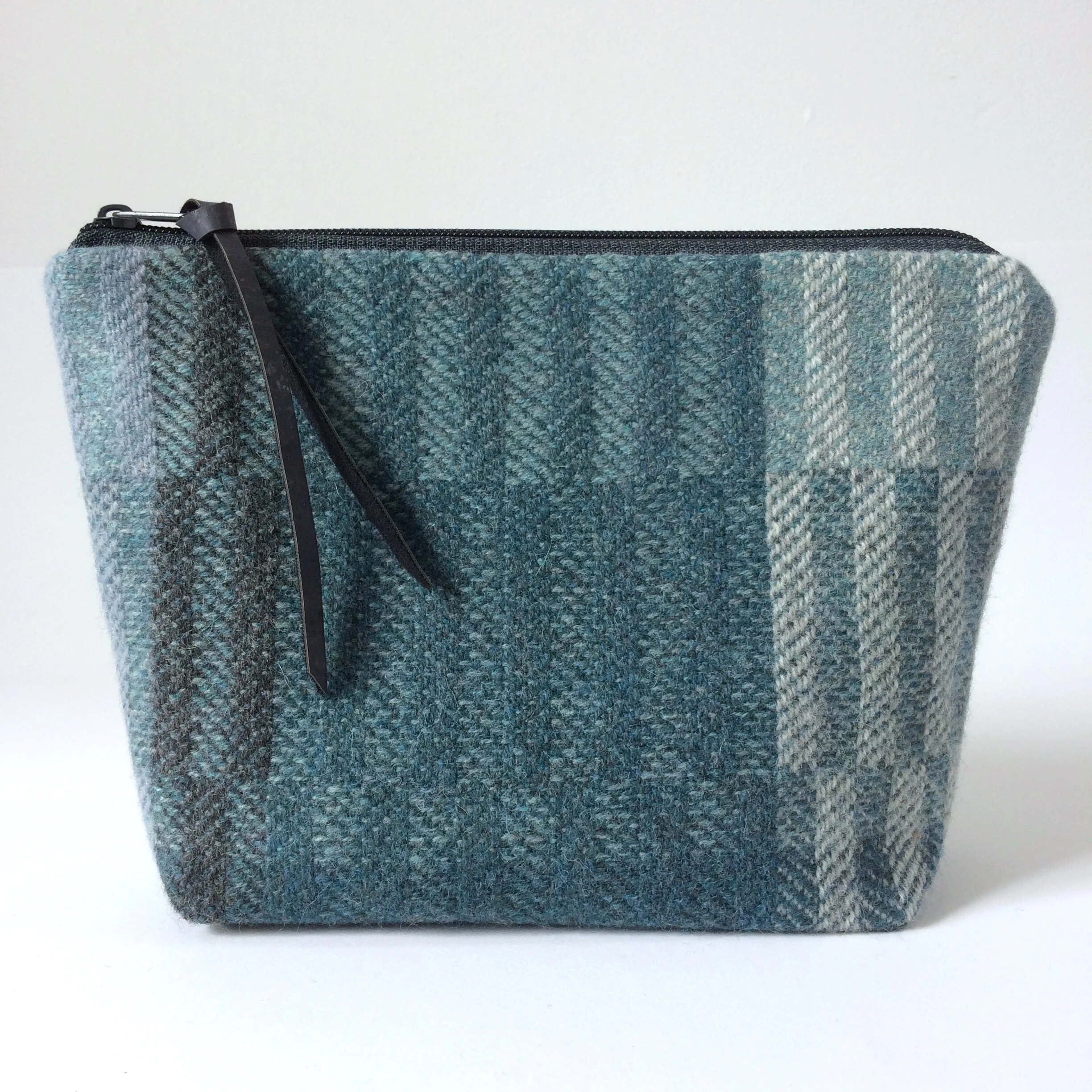'Creag an Fheilidh' zipped pouch - seaspray