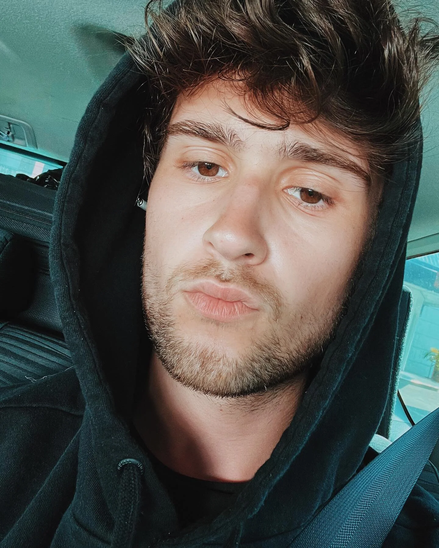 Black hoodie vibes 🖤