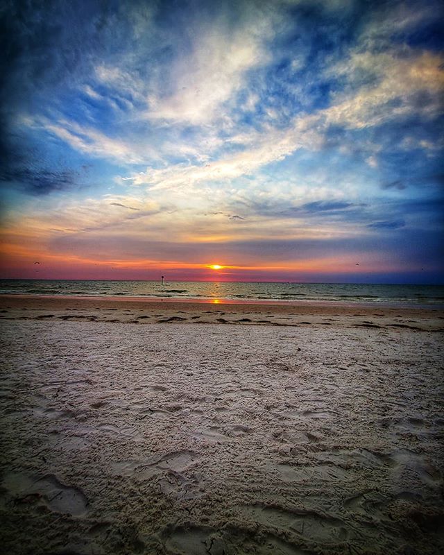 #sunset #florida #beachday #beachbum #beach🌊 #traveladdict #travelblogger #ocean #gulfofmexico #travel #florida_greatshots #floridasunset