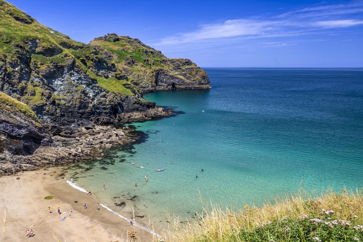 Bossiney Cove Walk: secluded beaches, turquoise water and epic sea caves 