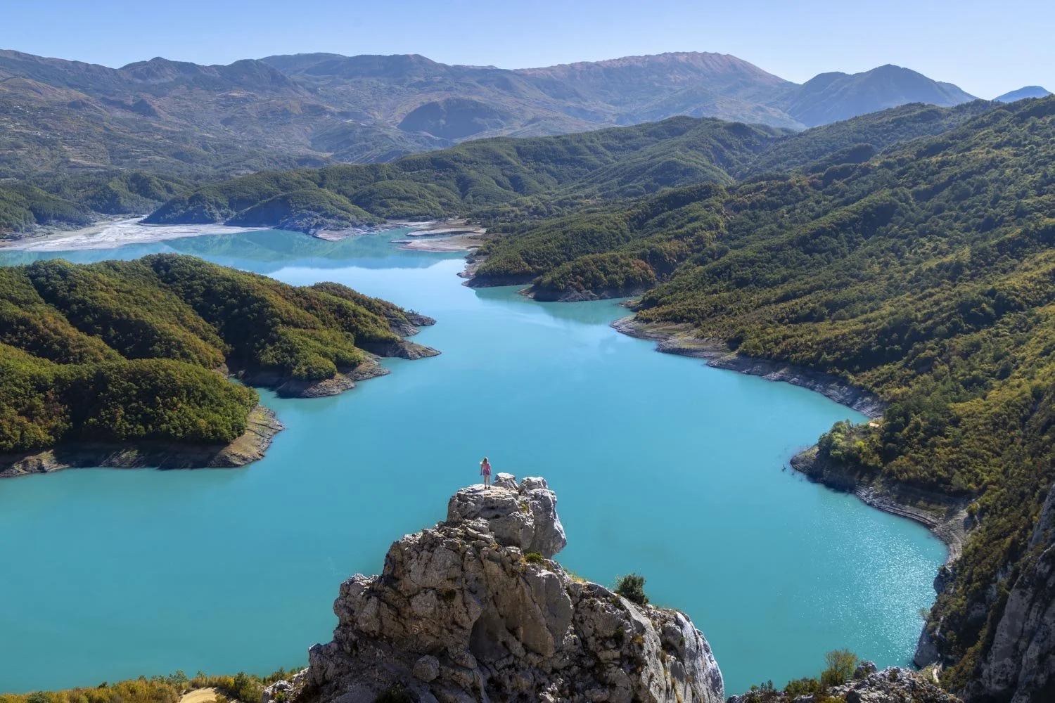 Tips for visiting Bovilla Lake: crowds, the hike and the best photography spot 