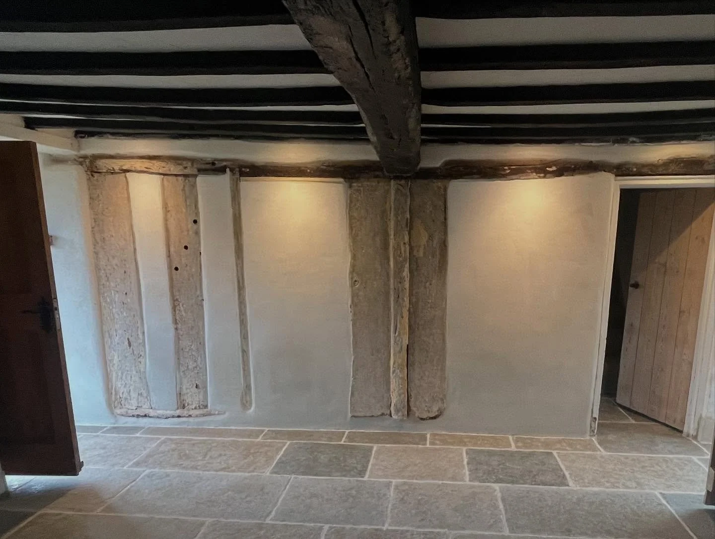 Limecrete floor, ufh, stone flagstones and conservation of old plank partitions with lime plaster to finish. Amazing clients who were both great to work with 👍🏻. Pargeting designed and created by @mrwolfesgallery123 #limecrete #limeplaster #dorset 