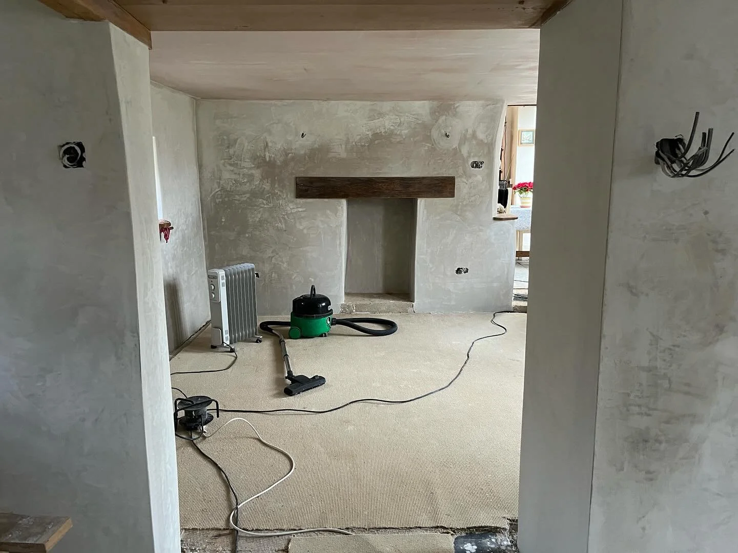 Lime plaster completed on this lovely old cottage in Dorset, installed on gauged chalk quicklime scratch coats. The fireplace had been blocked in after many adaptions in its life and covered with plastic tanking - chalk clunch not loving that 😬 #cob