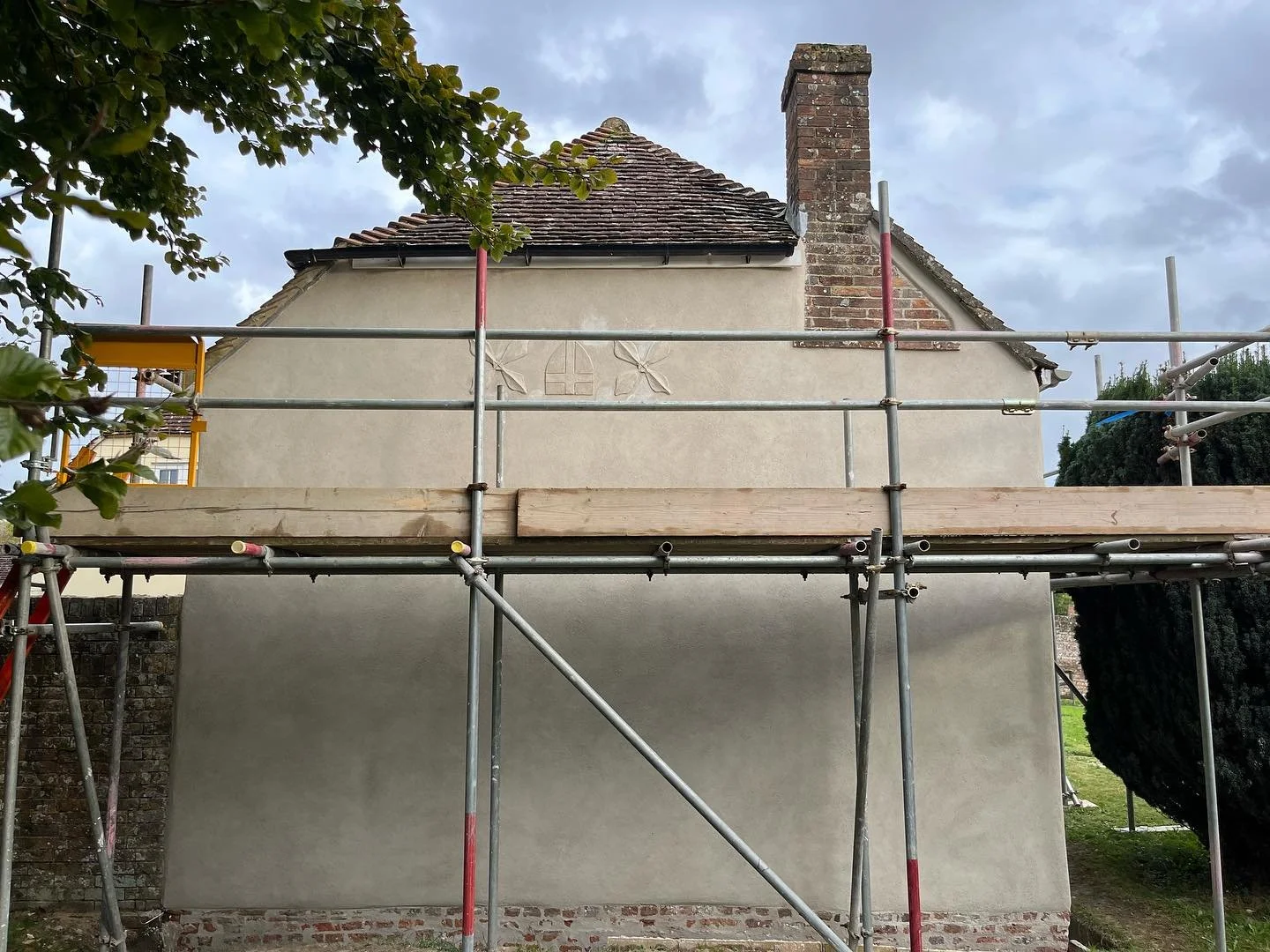 Cottage we recently lime rendered after removing cement renders which weren&rsquo;t allowing the cob to breath. The &lsquo;slate&rsquo; weatherproof plinth has gone replaced with lime pointing allowing the base of the cottage to breath as well #lime 
