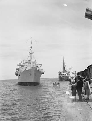 A ship arriving in Melbourne with immigrants from the UK in 1947. Image courtesy of NAA