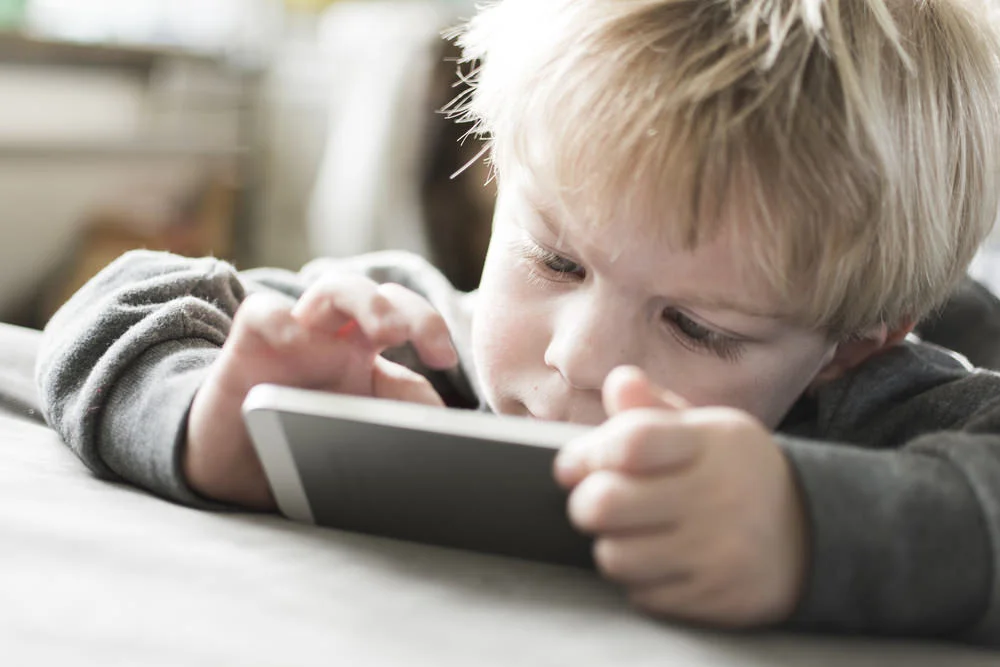 child on smartphne.jpg