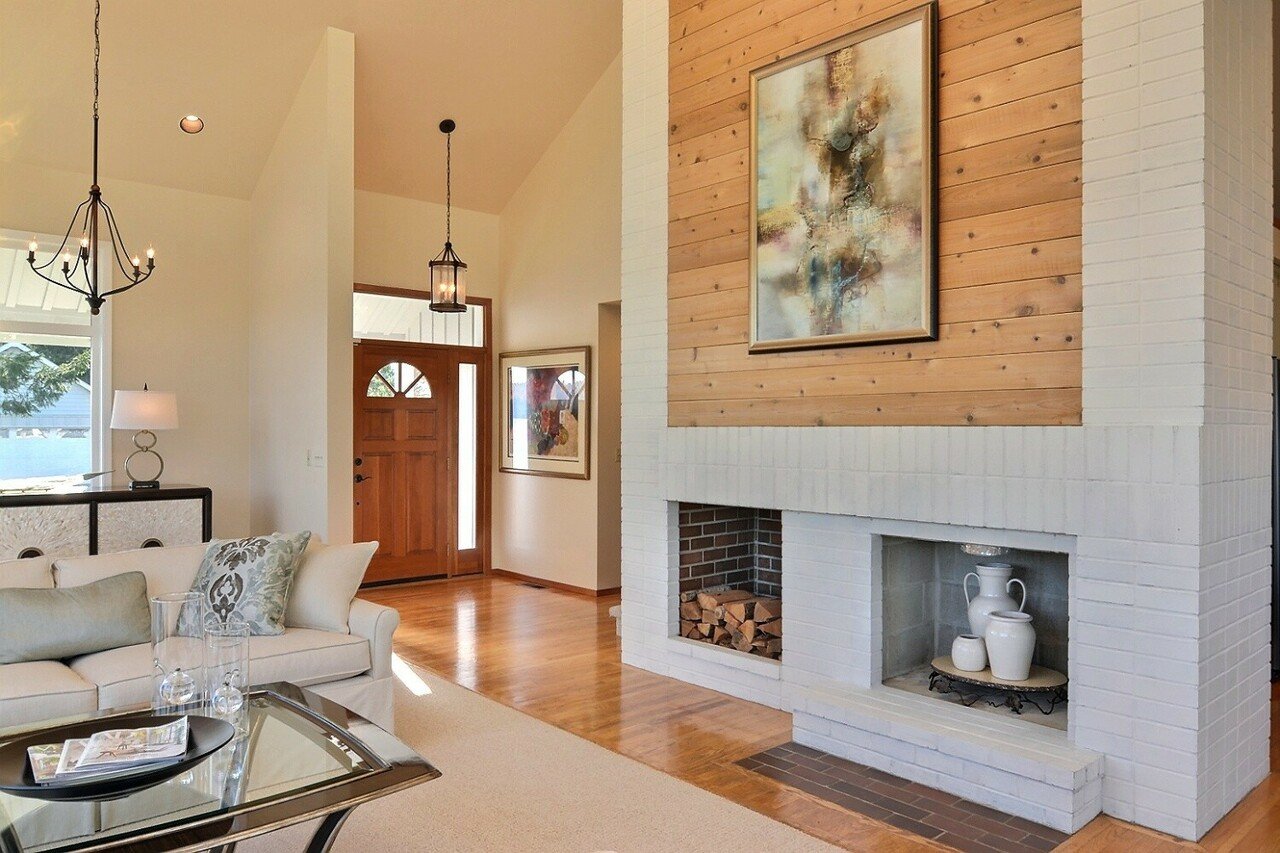 5-Living-Room-With-Fireplace.jpg