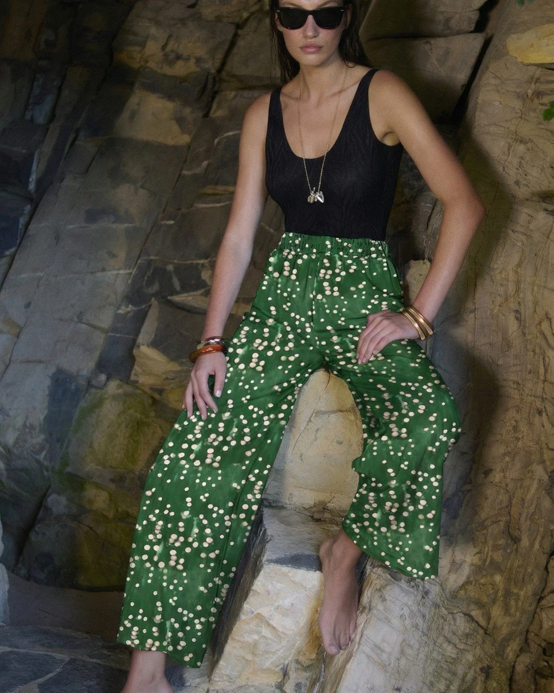 Light, movement, and vibrant elegance.
The TARTANA pants in cotton and silk voile come alive in the Emerald Dilawi print, where rich green tones and delicate motifs blend into a fluid play of color and depth. 
The wide-leg silhouette softly follows t