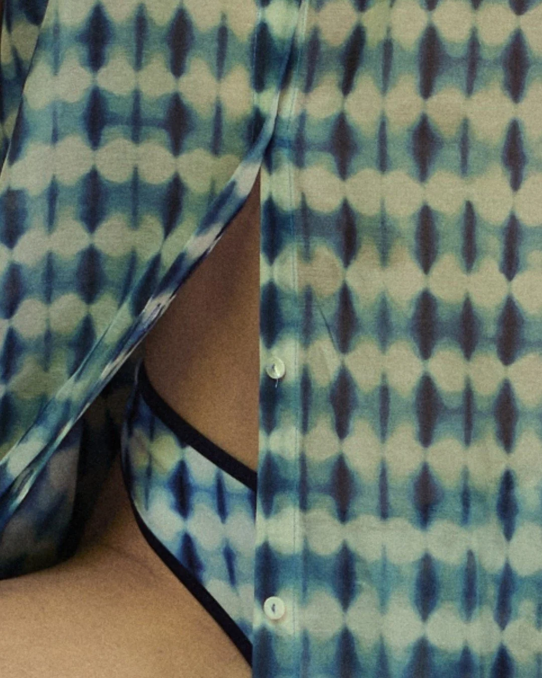 Light, fluidity, and effortless elegance
The Mumbay shirt dress in cotton and silk voile is enriched by the Celeste Rama print, where soft blue tones and delicate patterns create a serene sense of depth and movement. The silhouette gently follows the