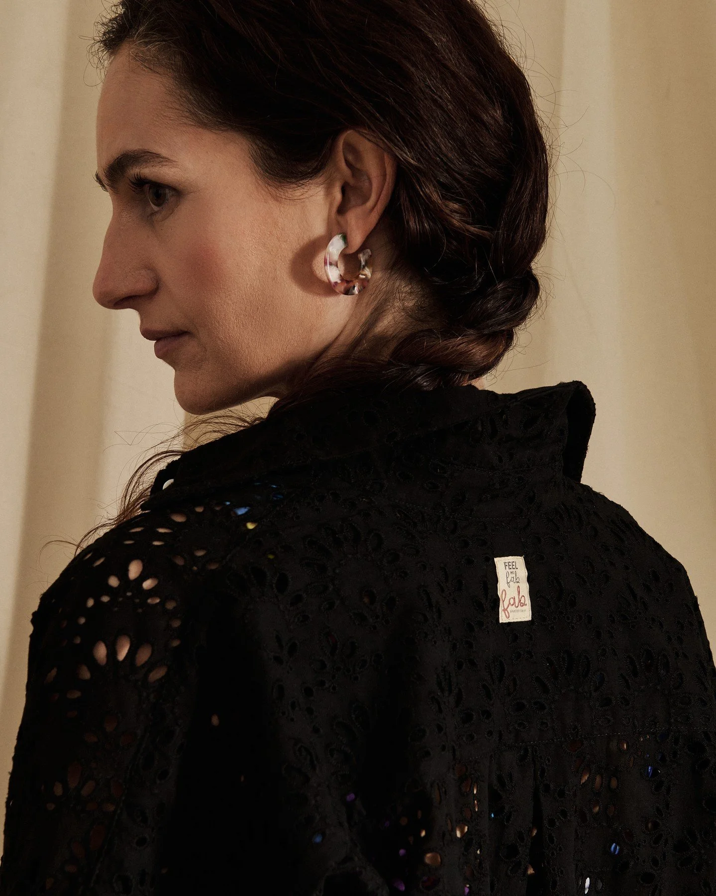 Black embroidery and effortless elegance: the perfect shirt to elevate every summer look.

Light, refined and easy to wear, it blends timeless sophistication with artisanal details, creating a piece designed to move seamlessly from day to night with 