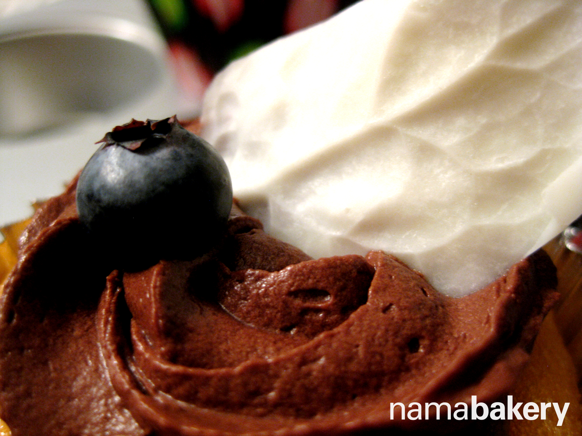Cupcake with white chocolate leaf