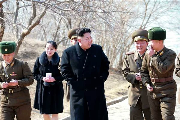 171008-kim-jong-un-sister-1103a-rs_7df52d9d24b36777d54e746d357426ae.nbcnews-ux-600-480.jpg