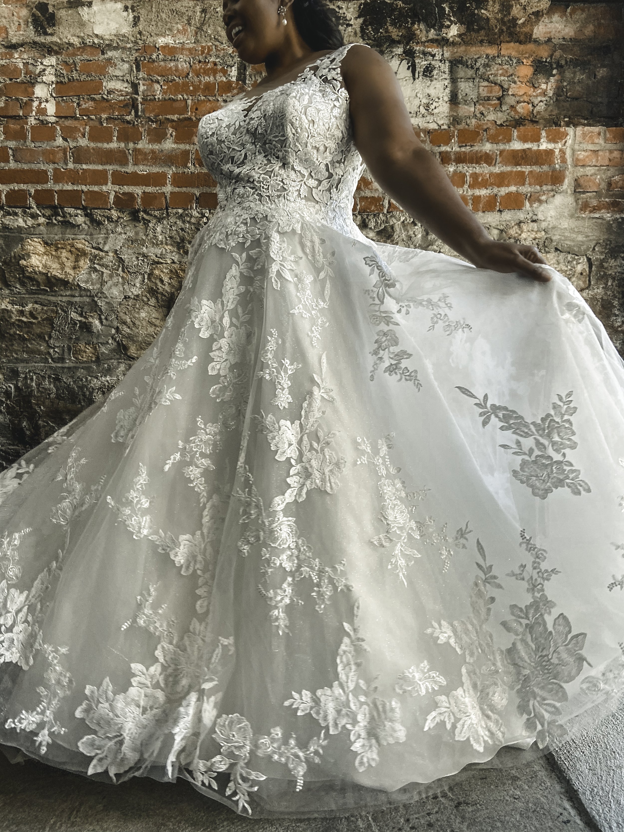 D3280 plus size lace wedding dress.jpg