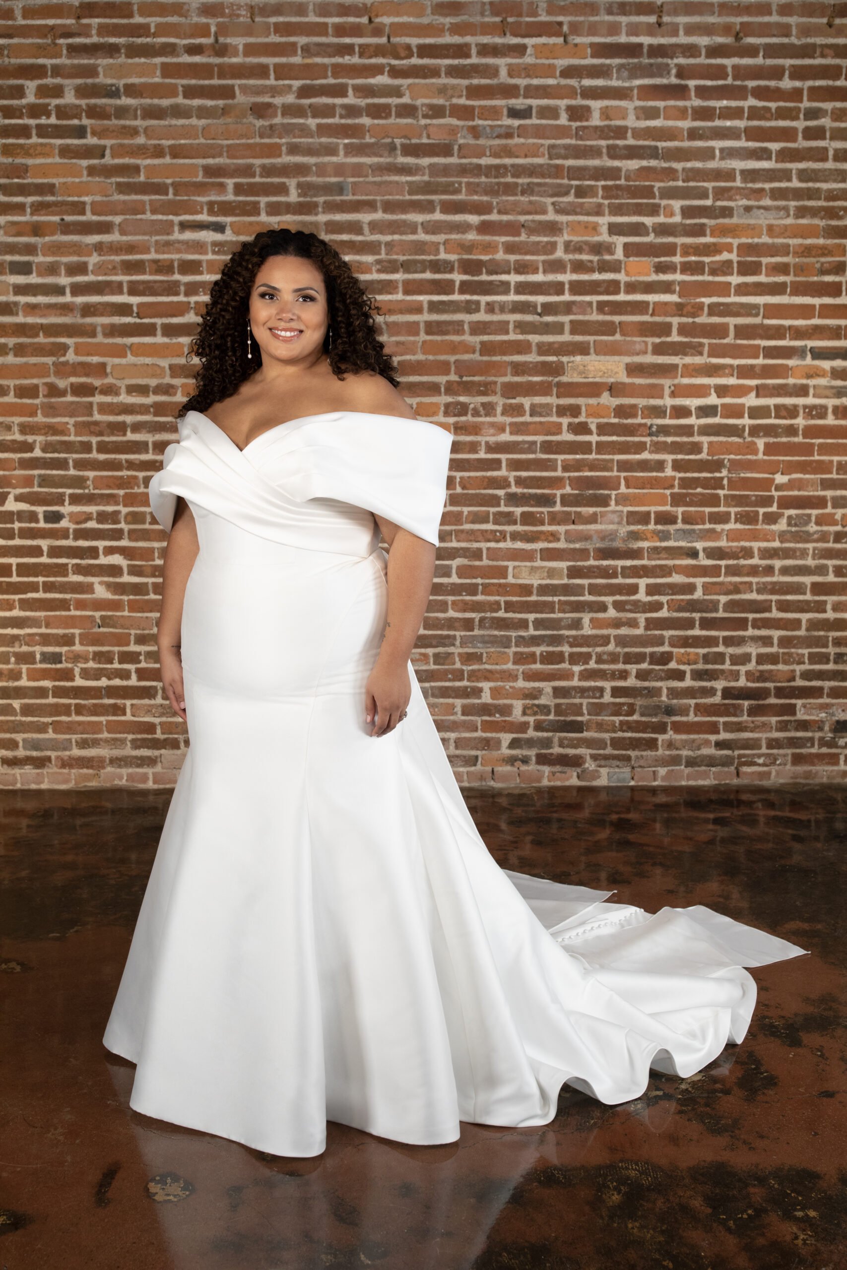 D3754 plus size wedding dress.jpg