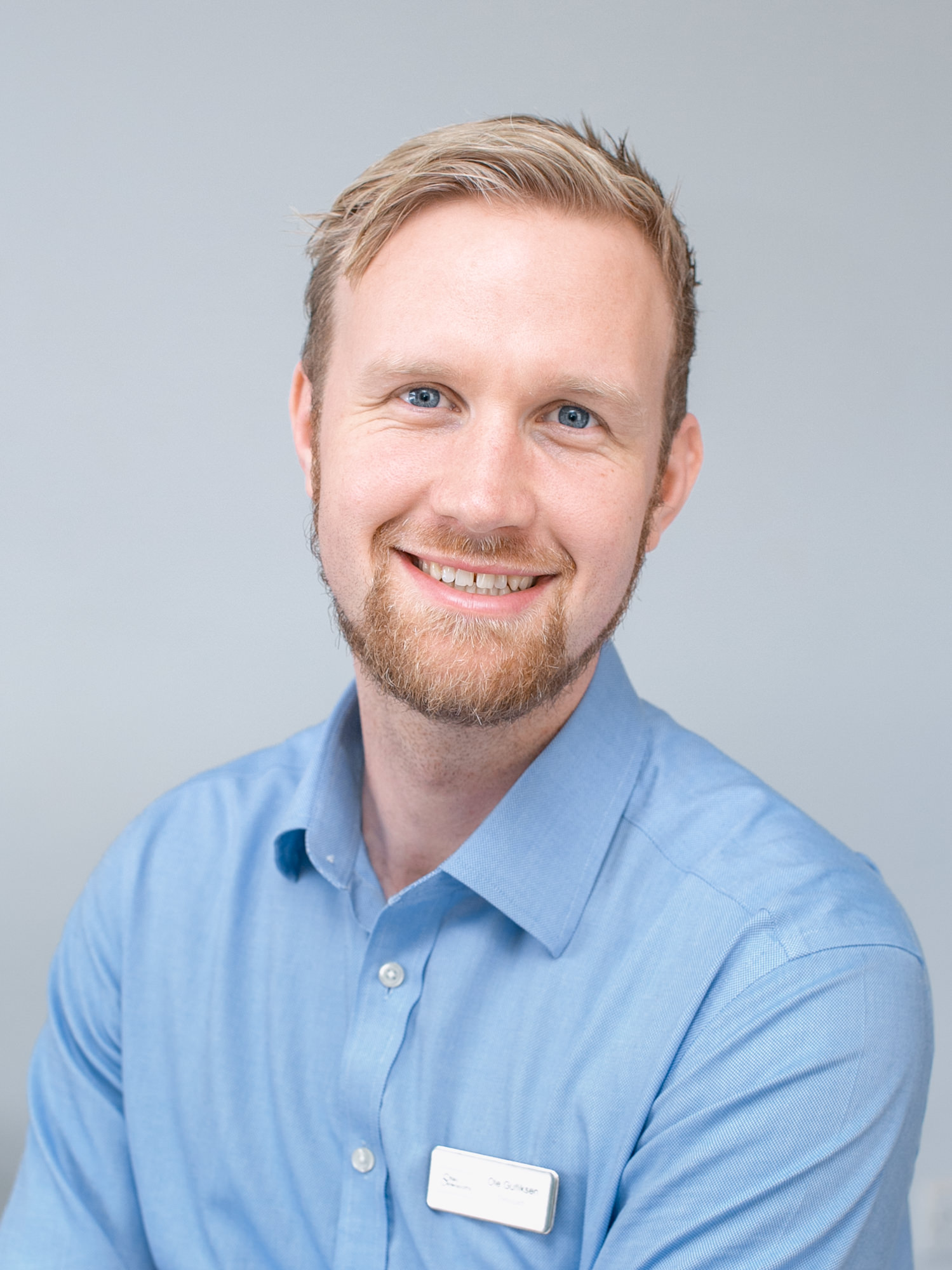 professional osteopath headshot (Copy)