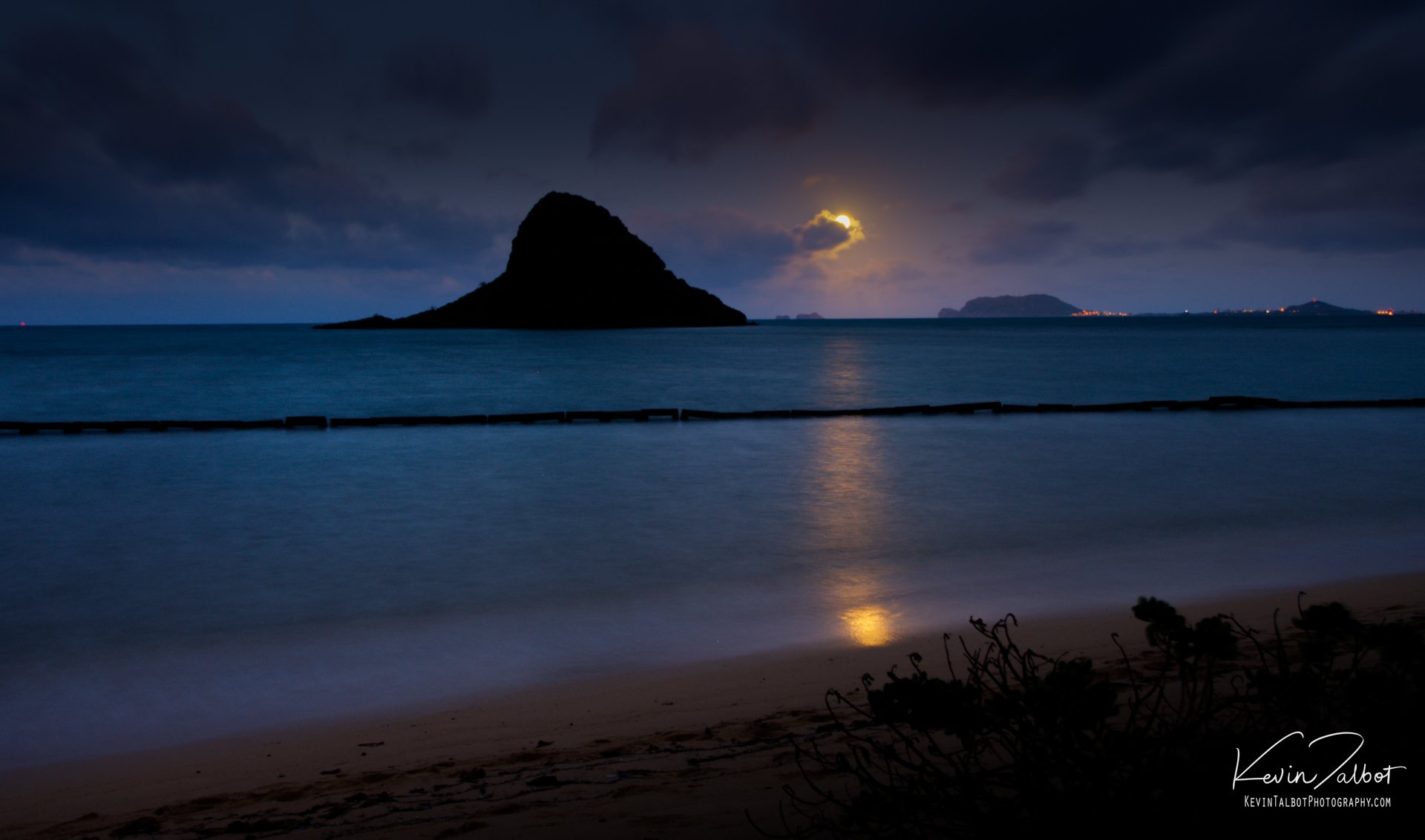 "Oahu Super Moonrise" 
