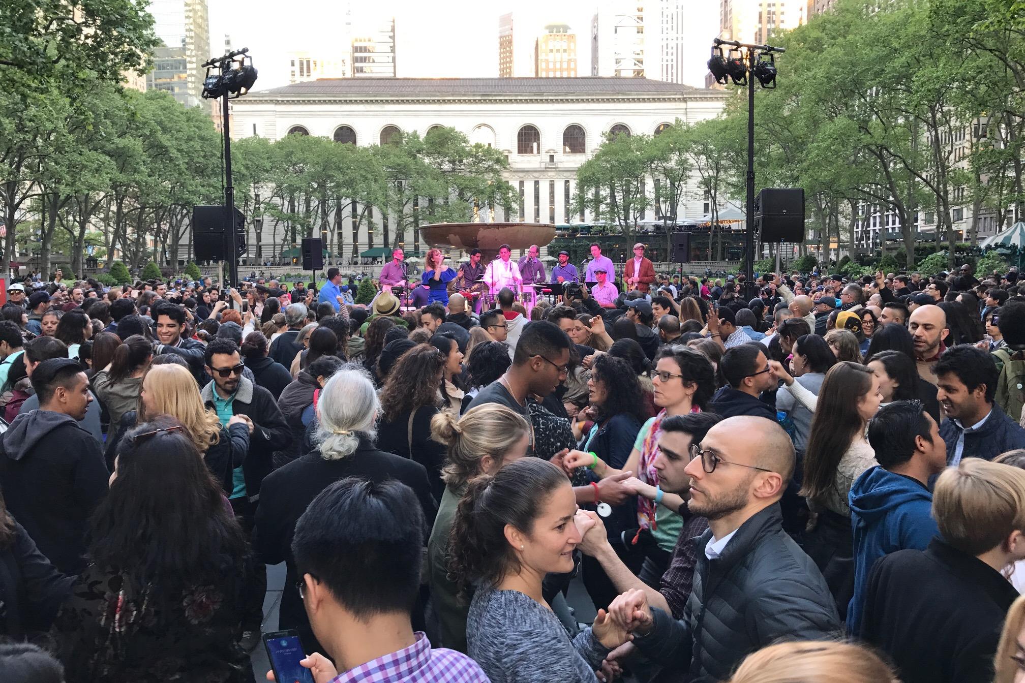 Bryant Parl crowd and band.jpg